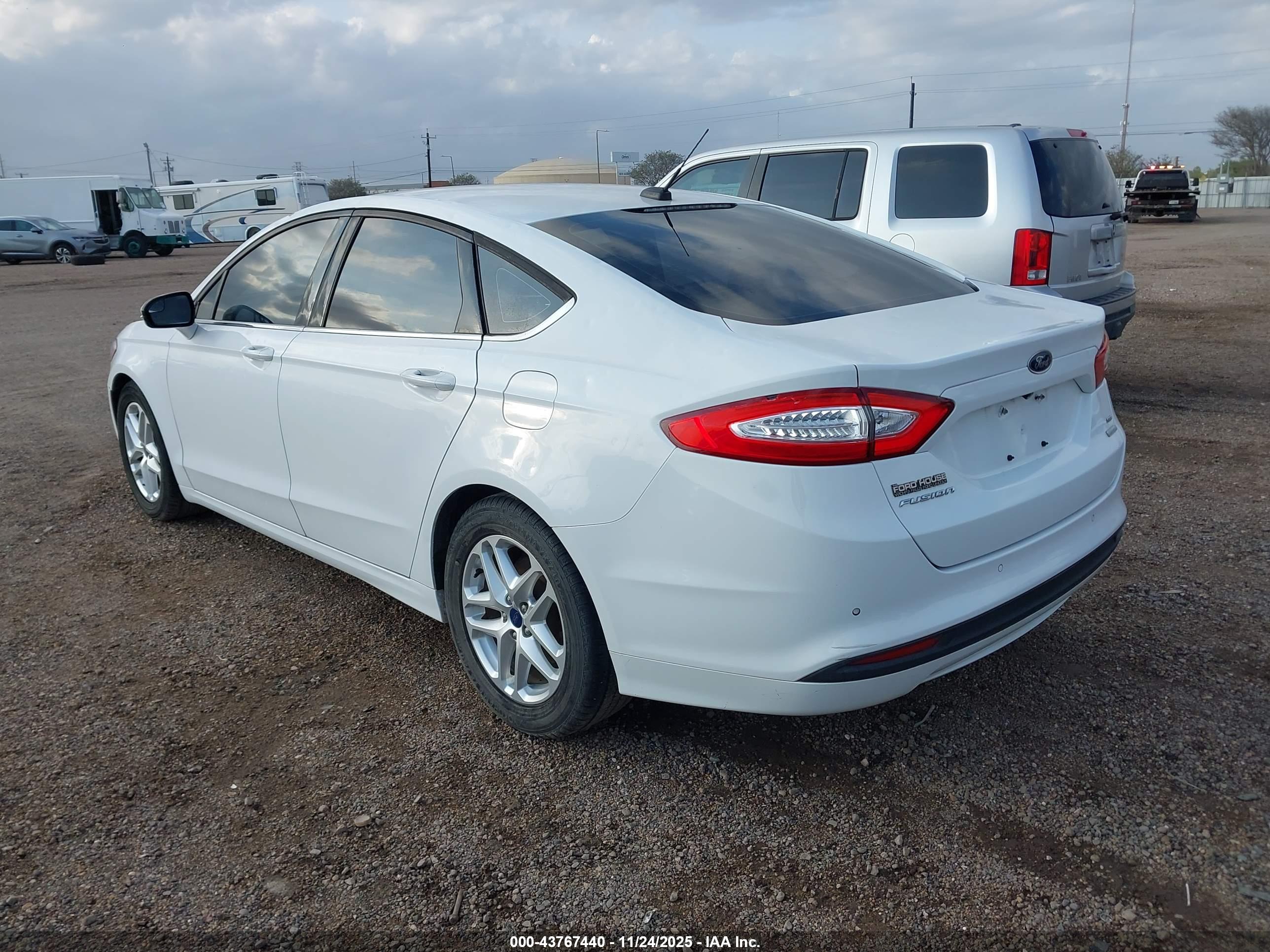 FORD FUSION image 3