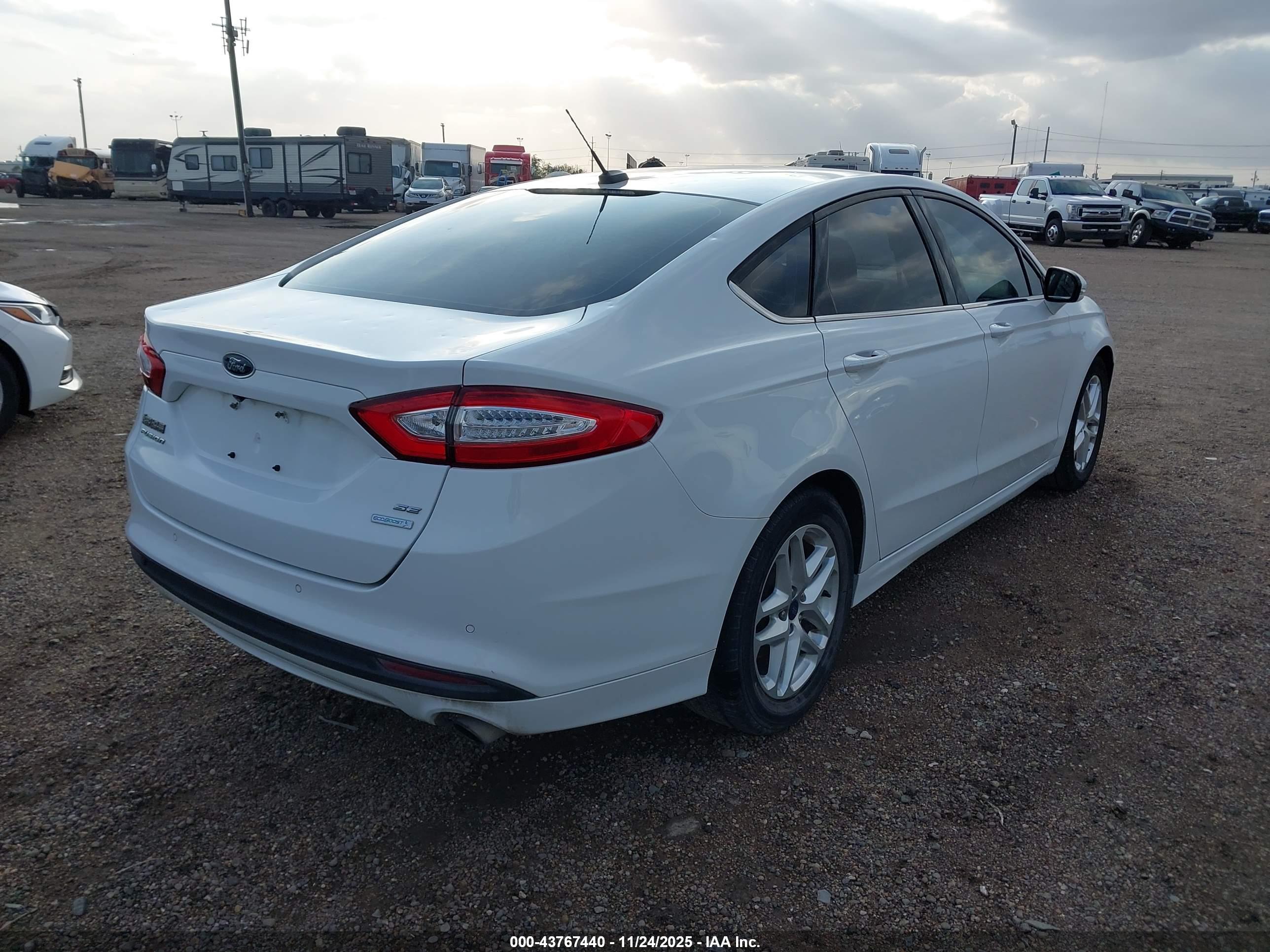 FORD FUSION image 4