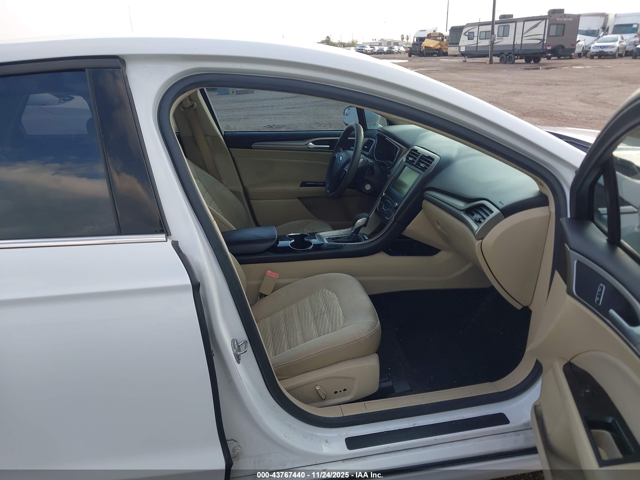 FORD FUSION image 5