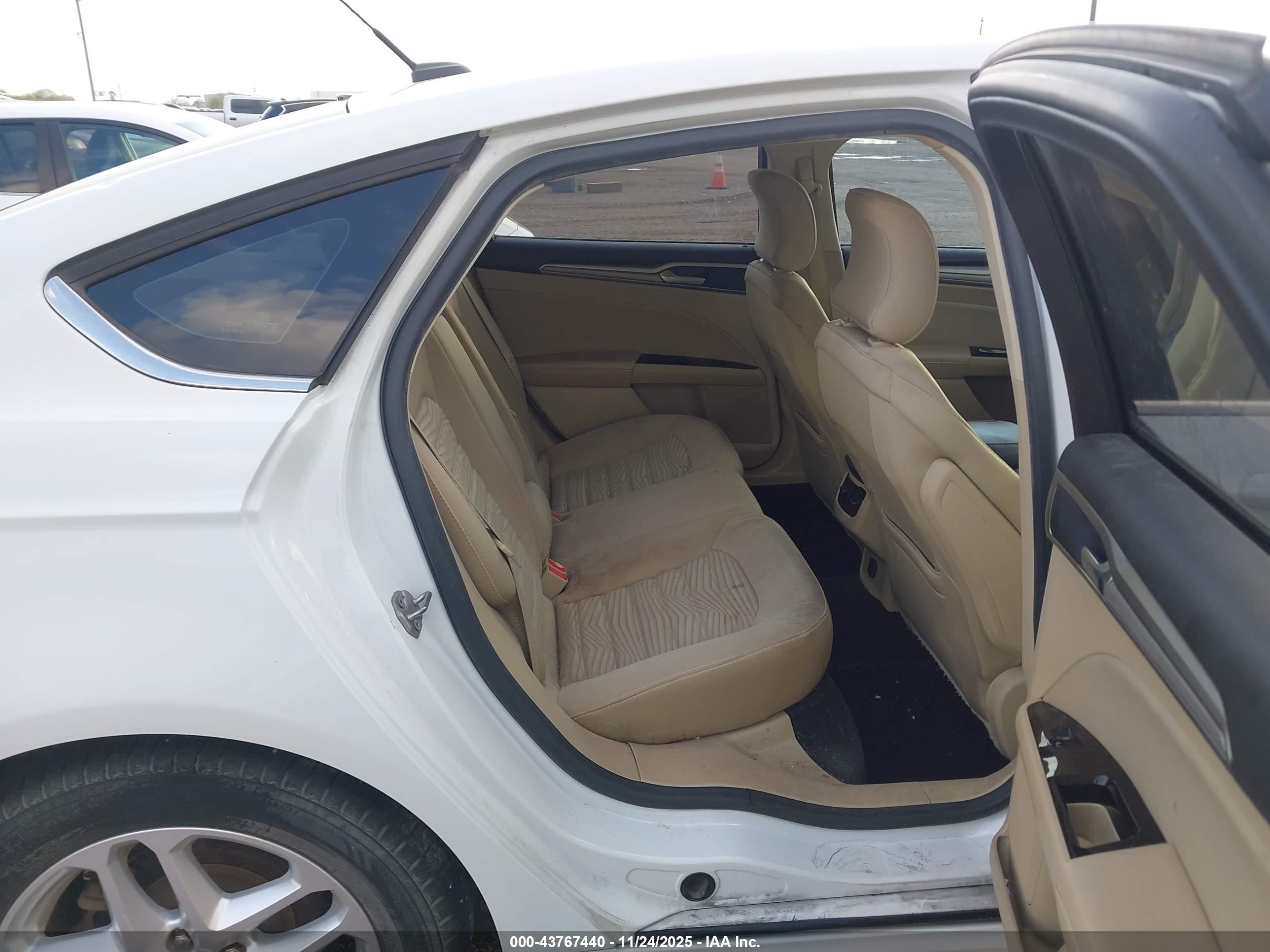 FORD FUSION image 8