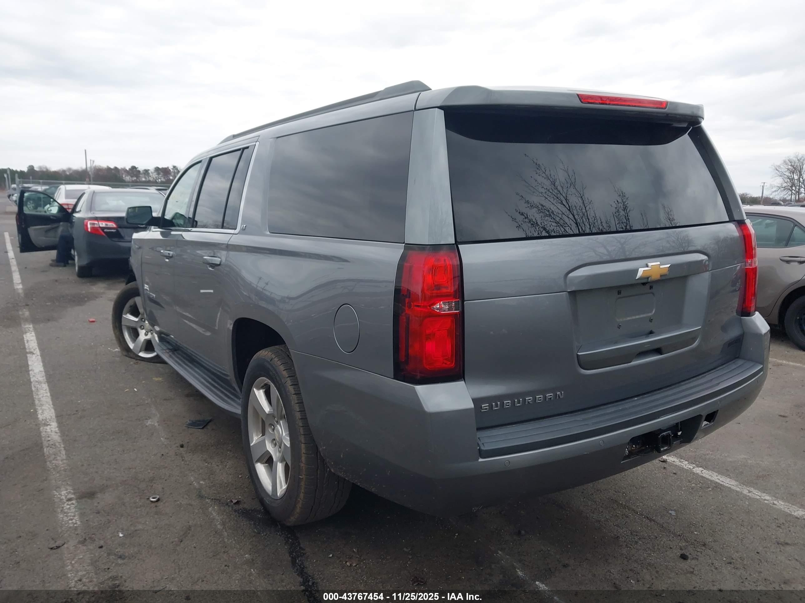 CHEVROLET SUBURBAN image 3