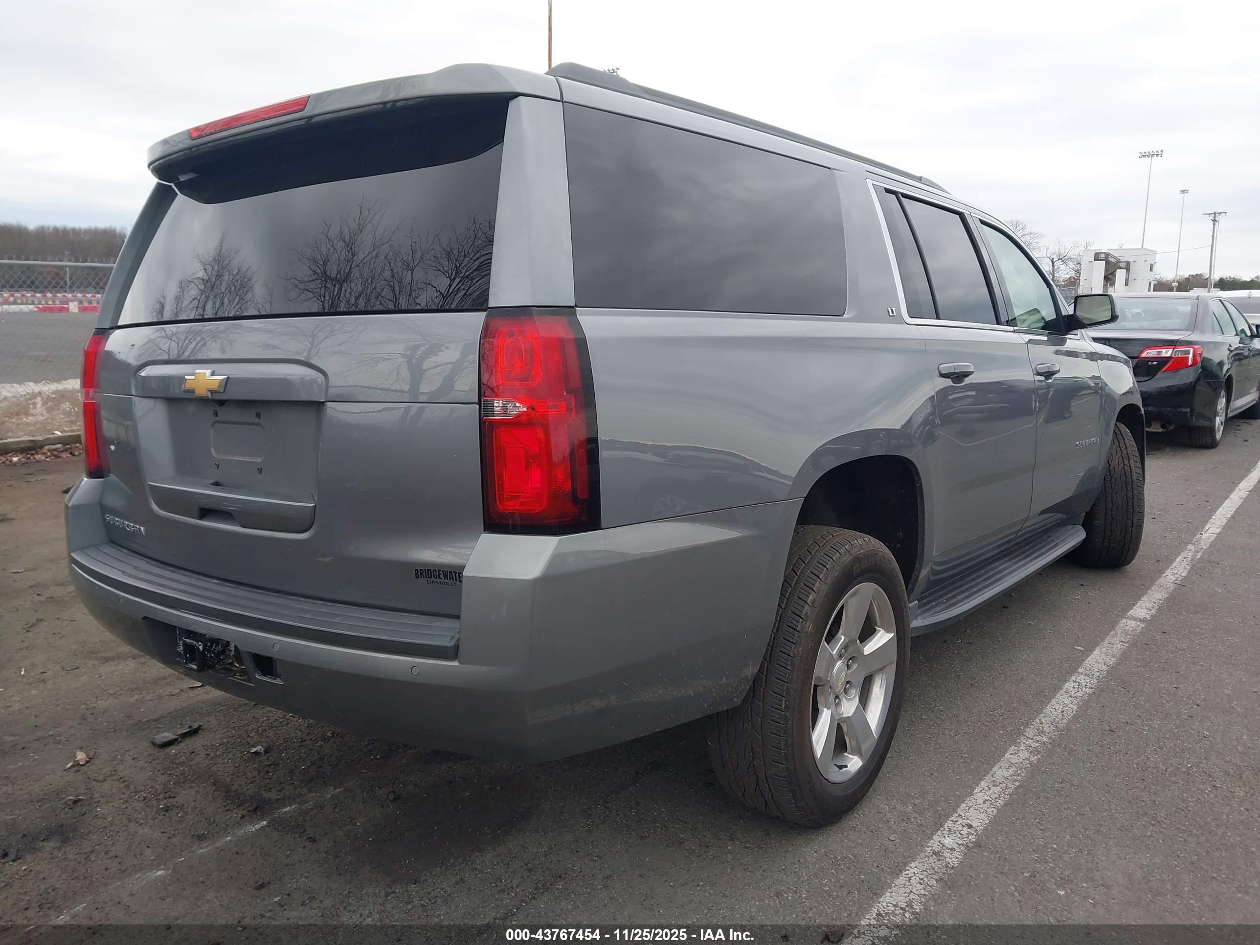 CHEVROLET SUBURBAN image 4