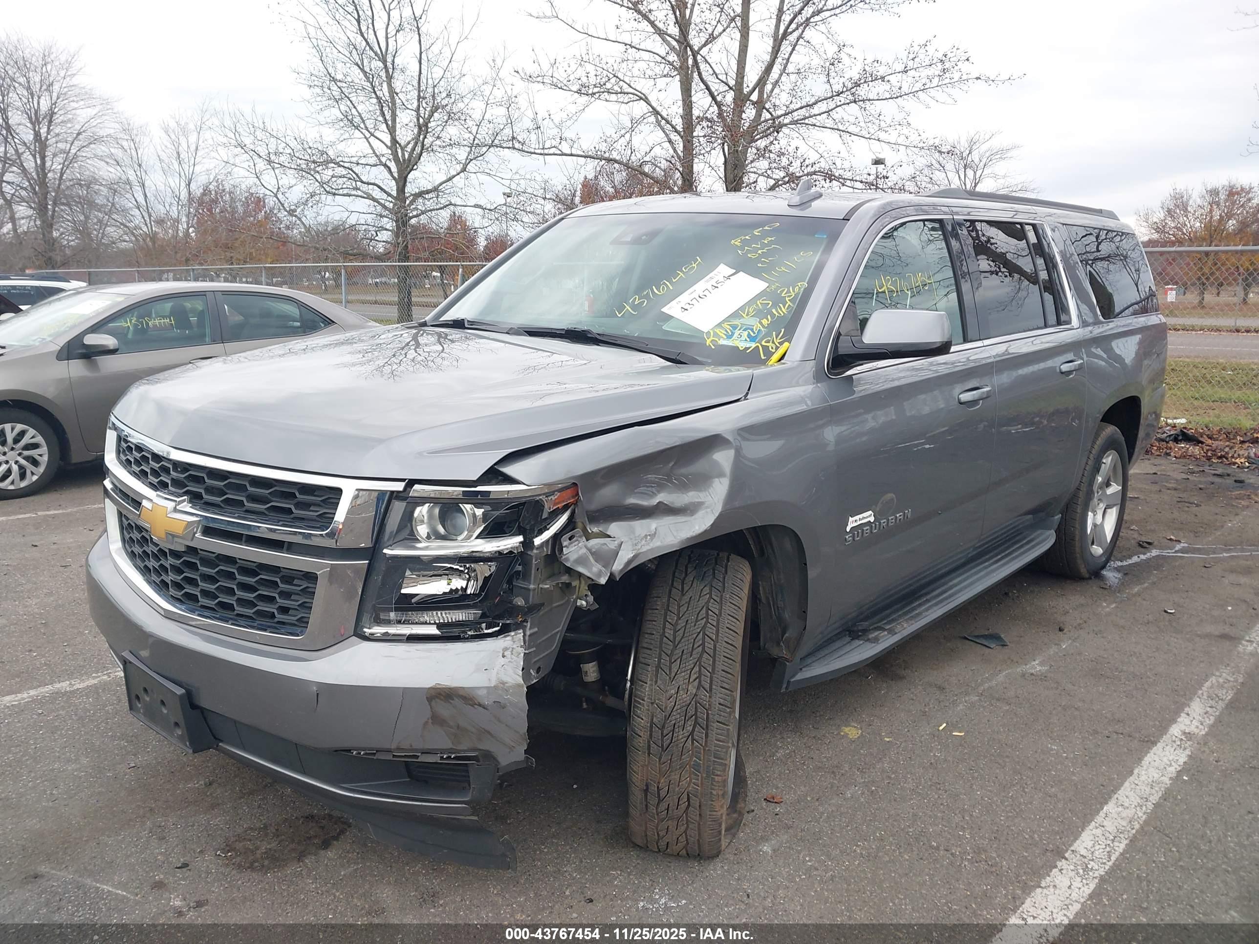 CHEVROLET SUBURBAN image 6