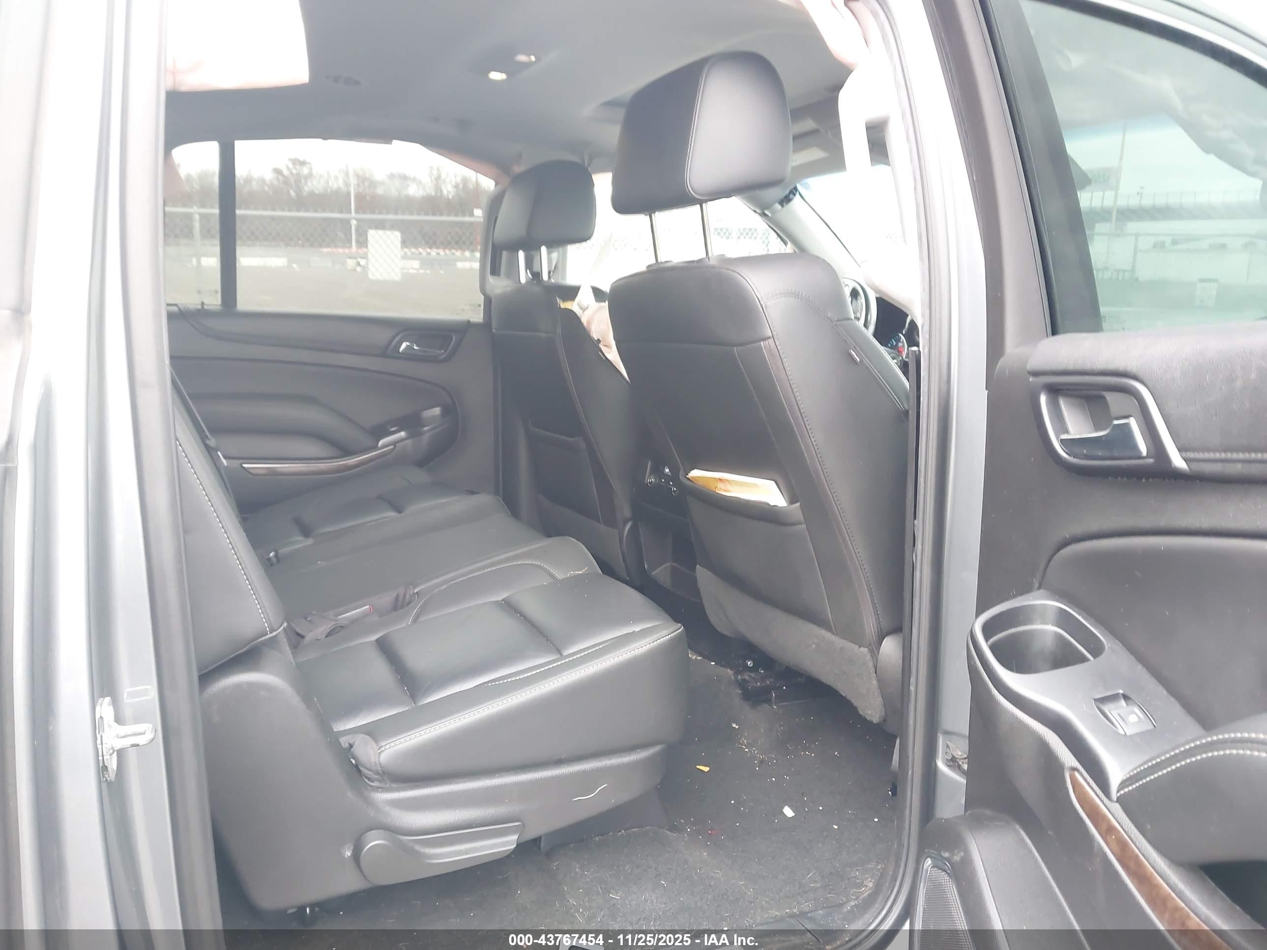 CHEVROLET SUBURBAN image 8