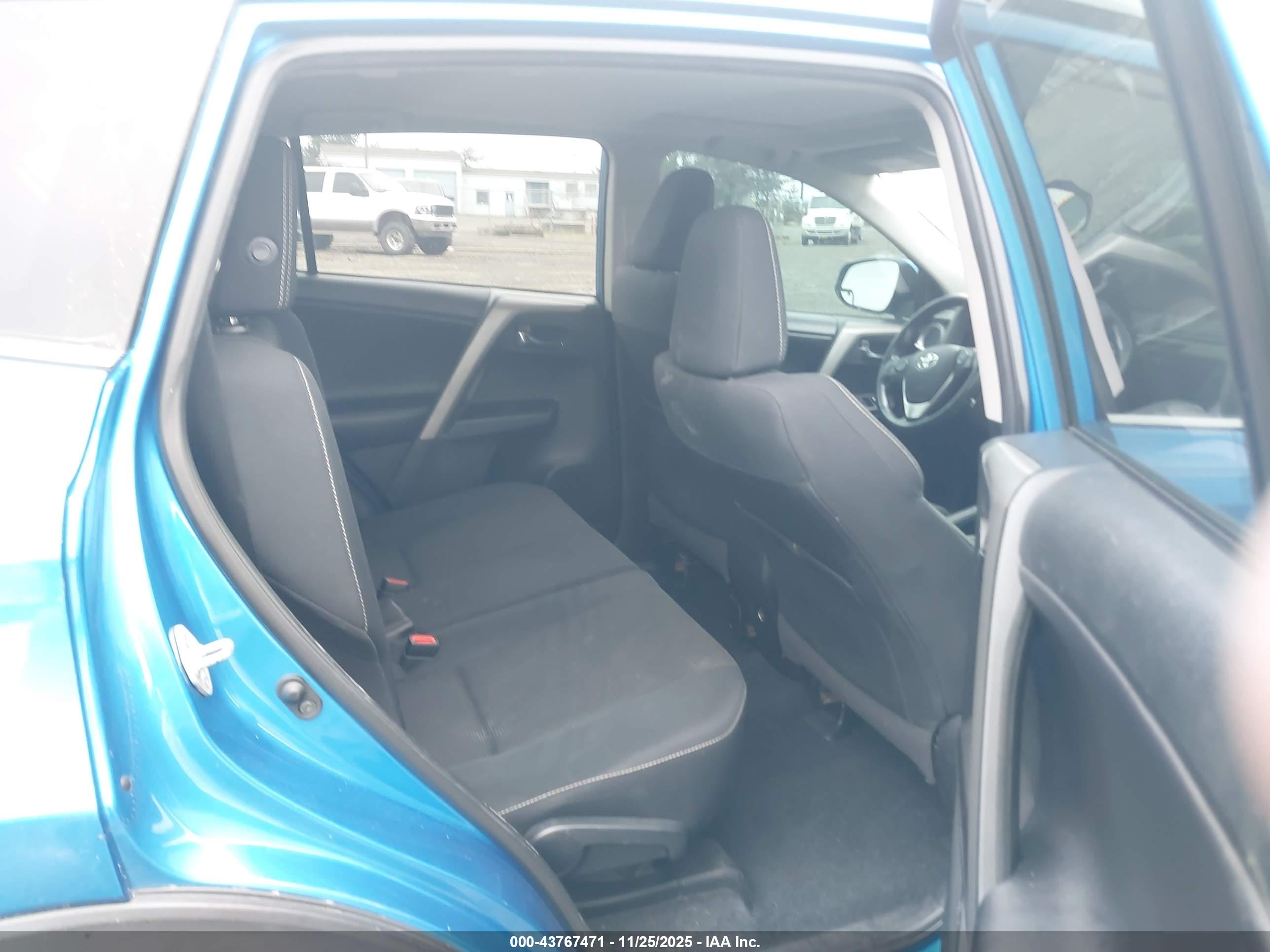 TOYOTA RAV4 image 8