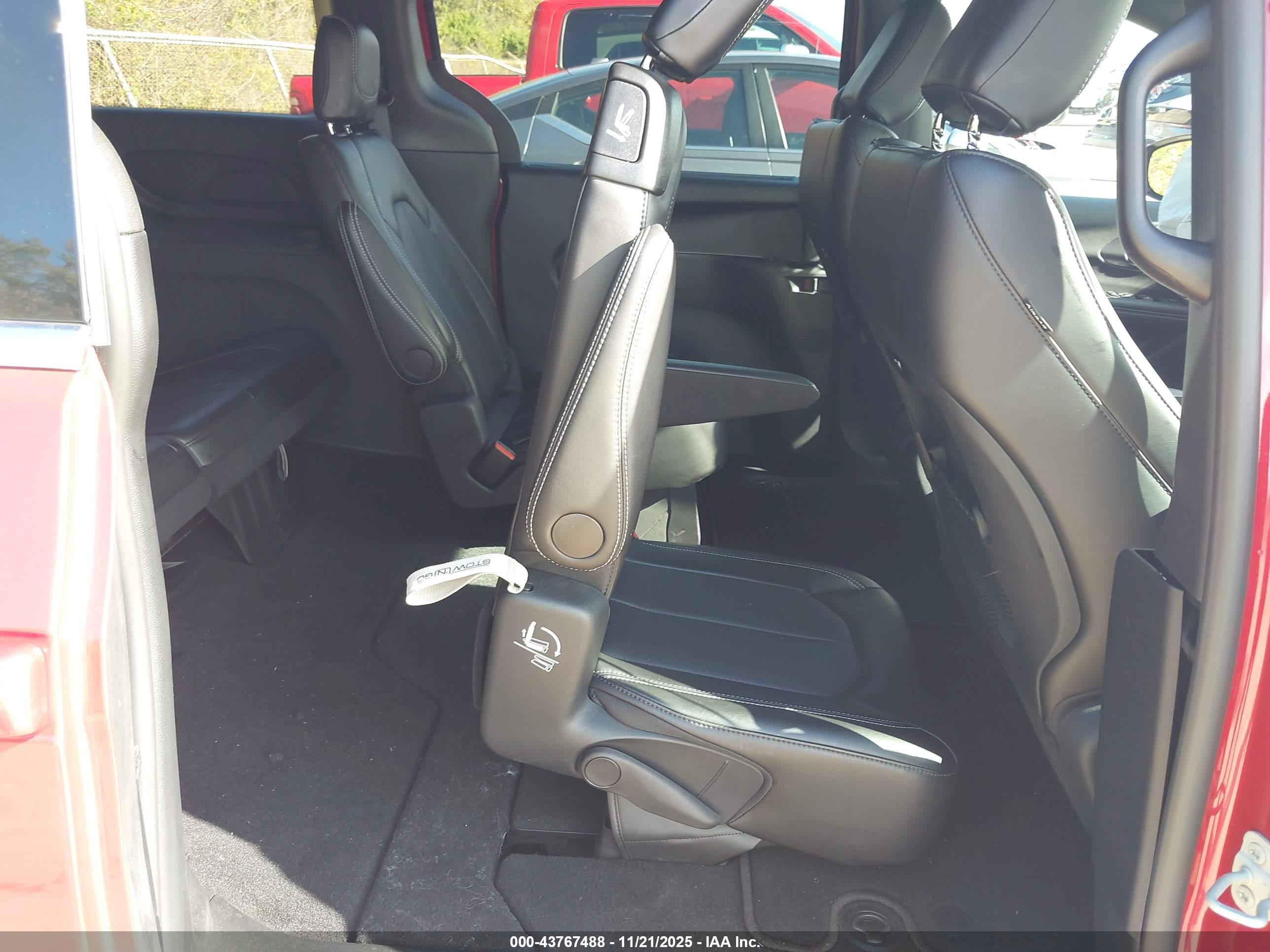 CHRYSLER PACIFICA image 8