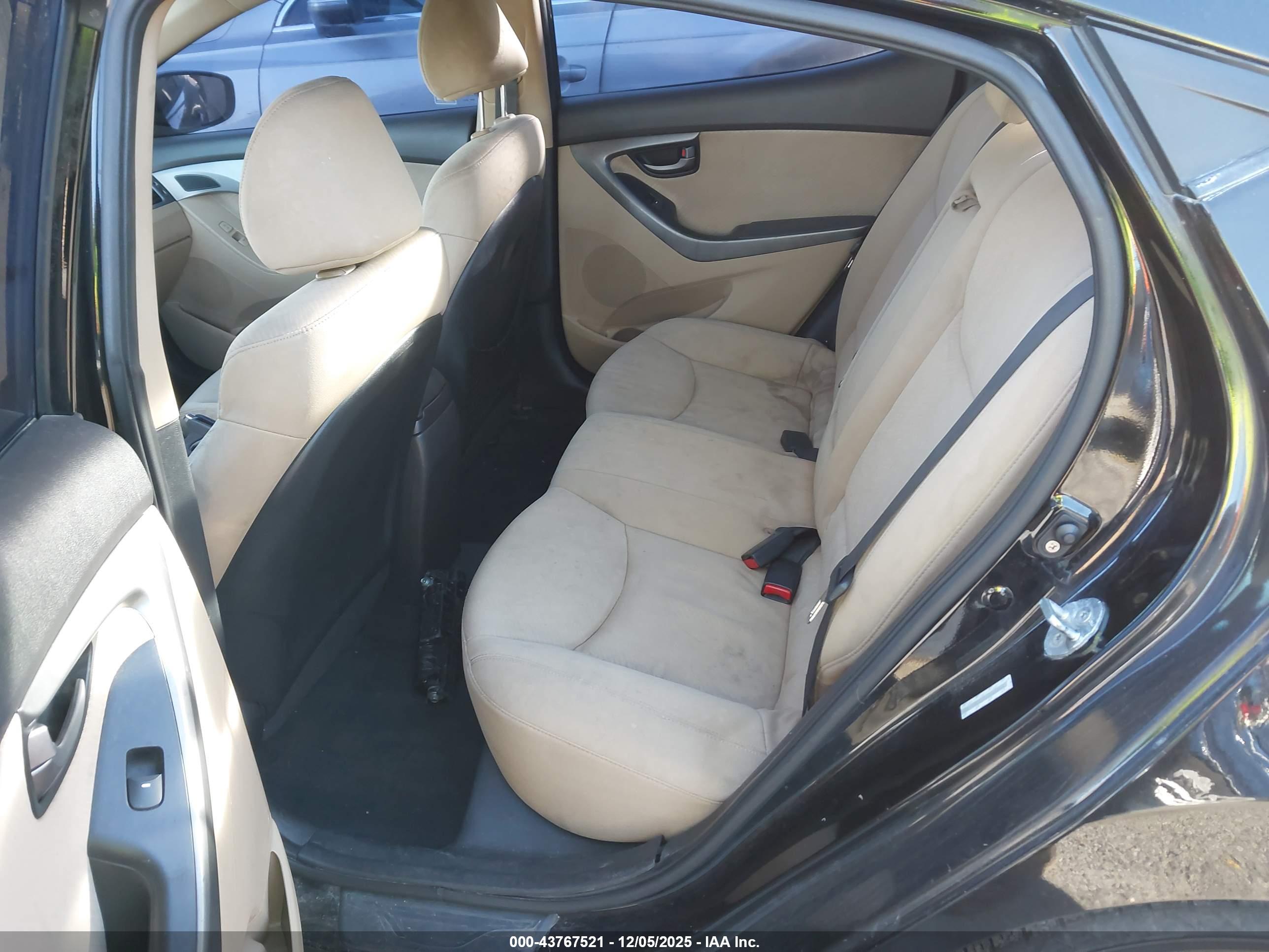 HYUNDAI ELANTRA image 8