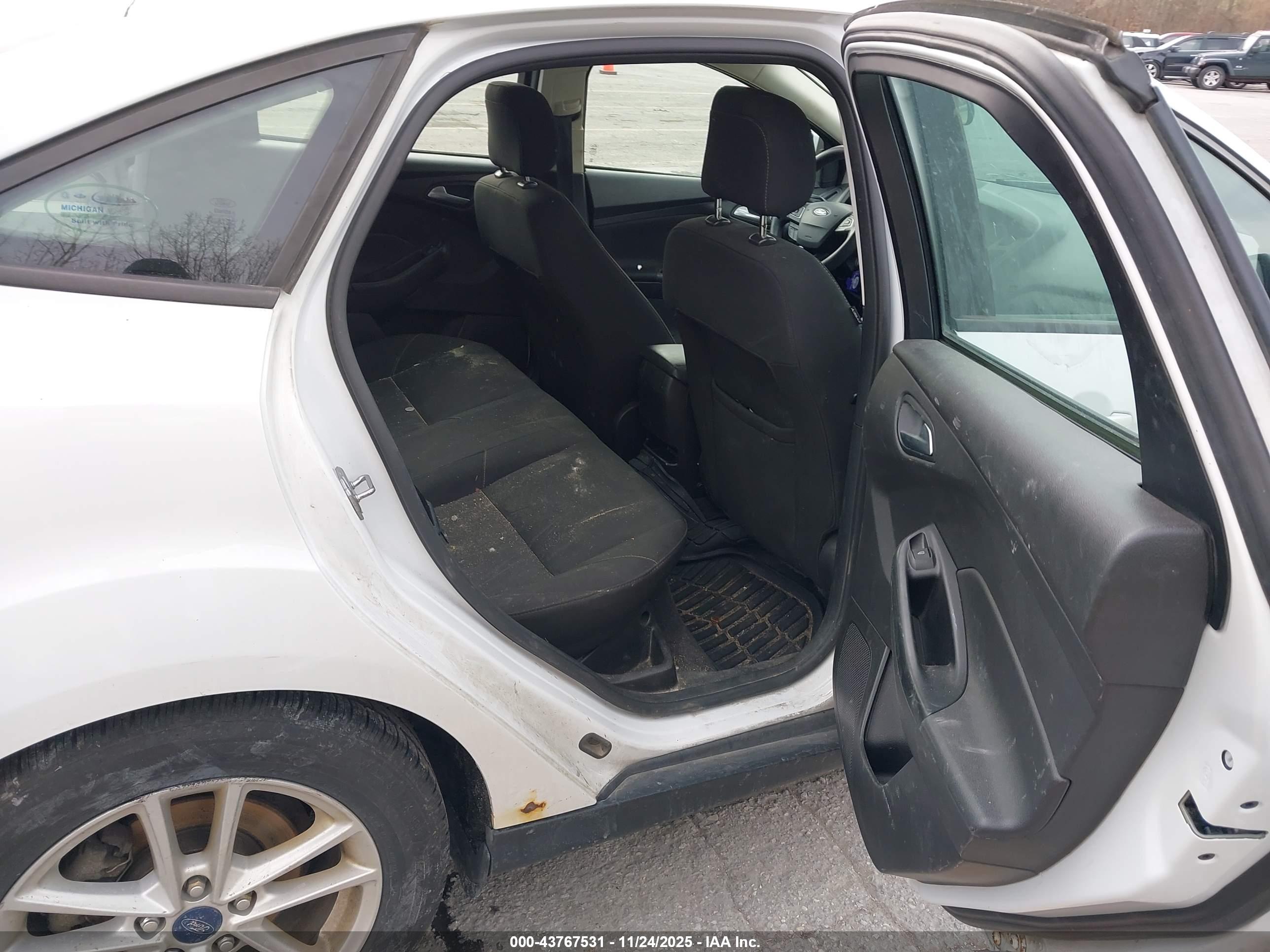 FORD FOCUS image 8