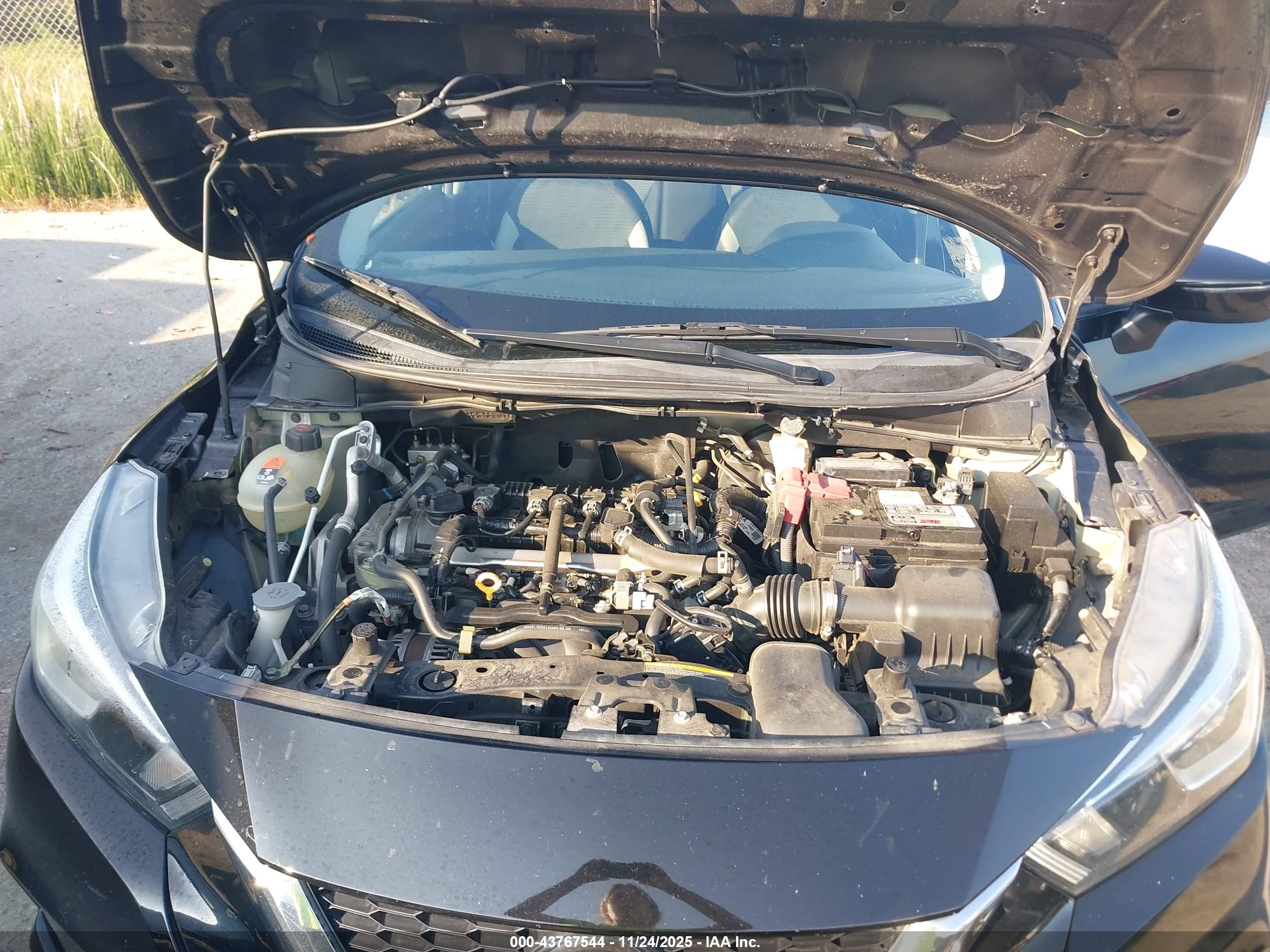 NISSAN VERSA image 10