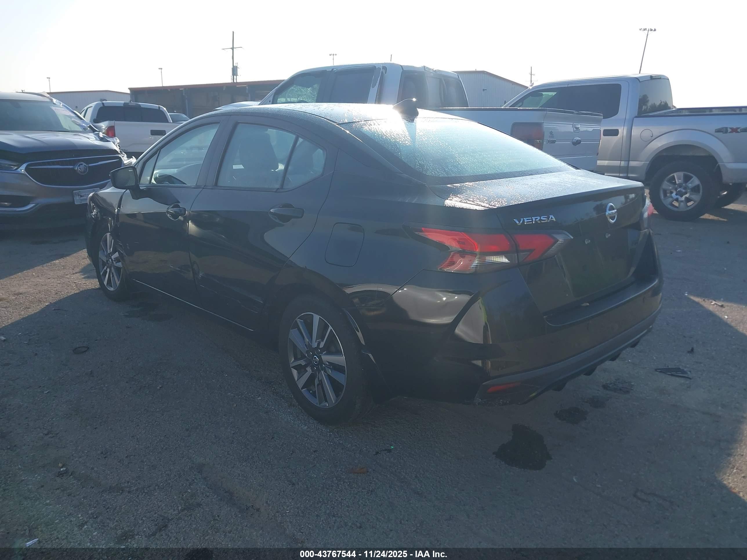 NISSAN VERSA image 3