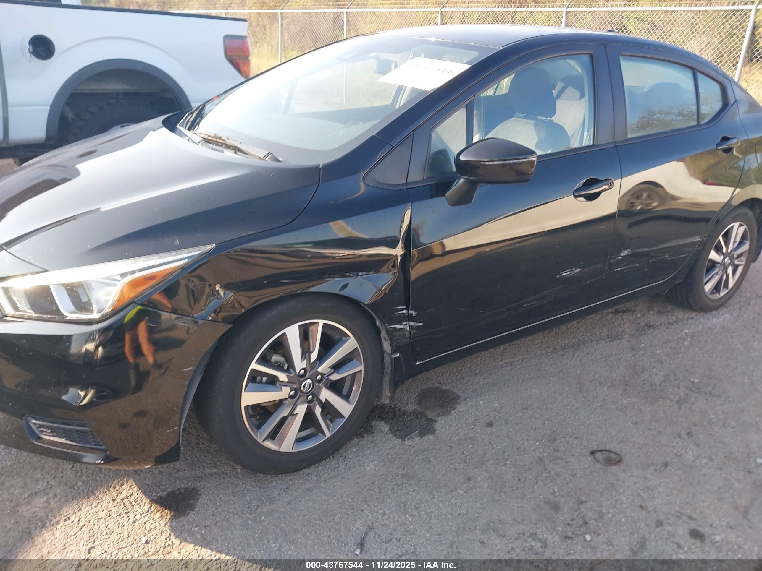 NISSAN VERSA image 6