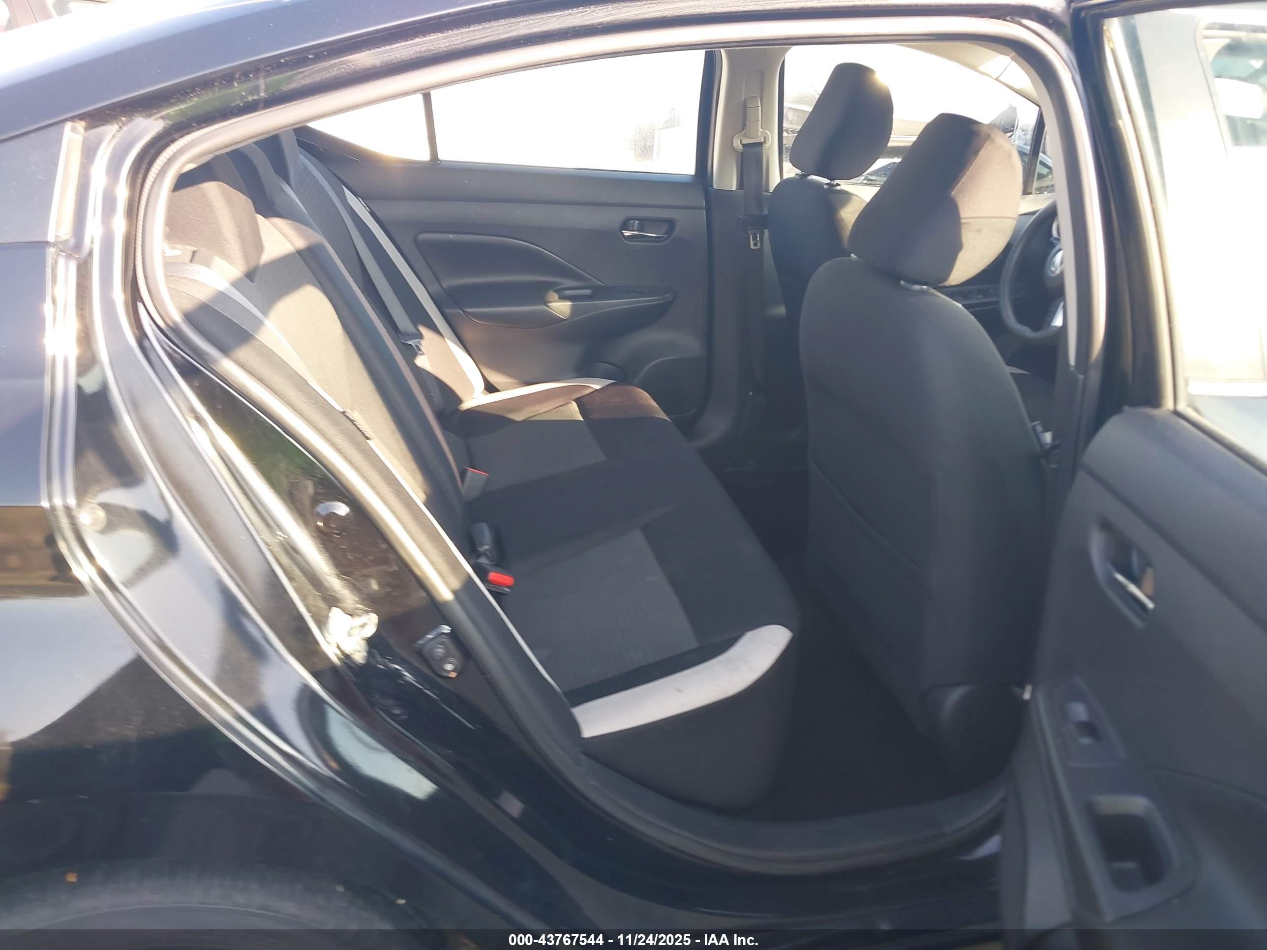 NISSAN VERSA image 8