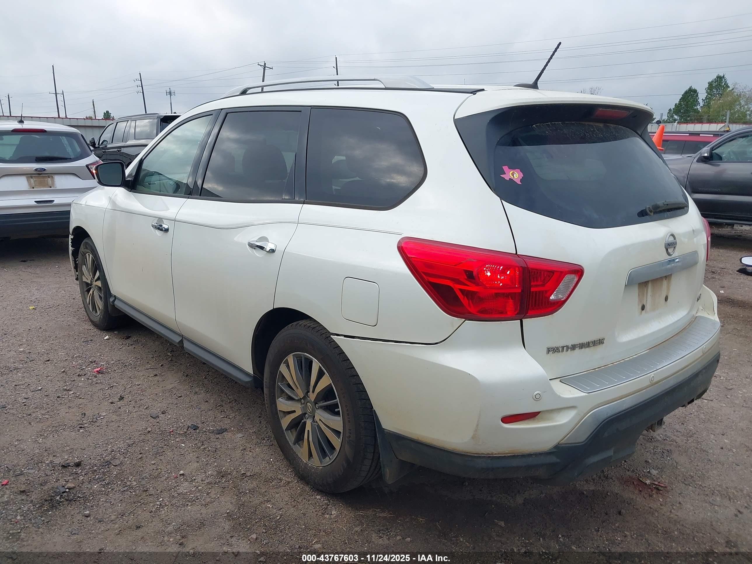 NISSAN PATHFINDER image 3