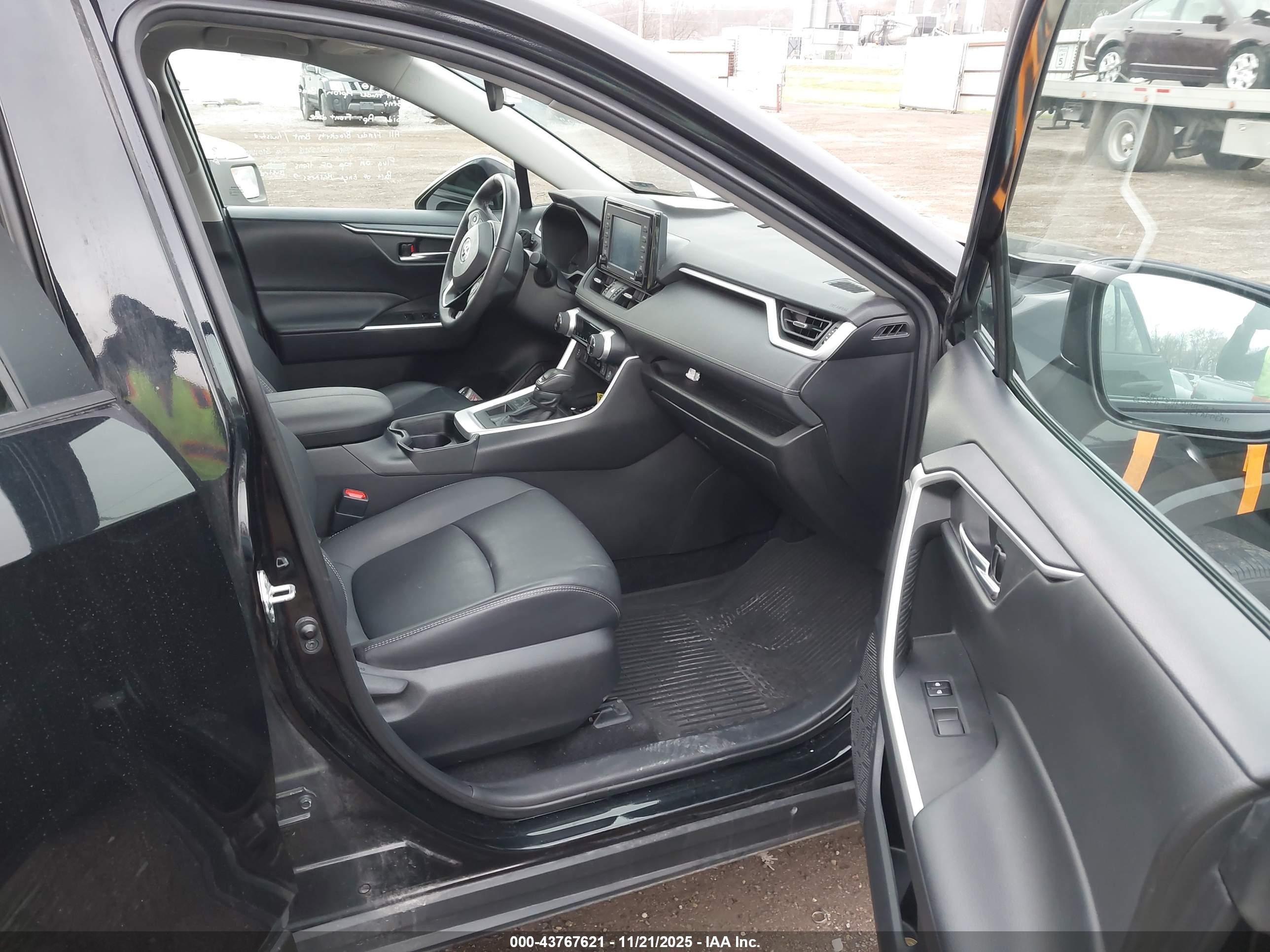 TOYOTA RAV4 image 5