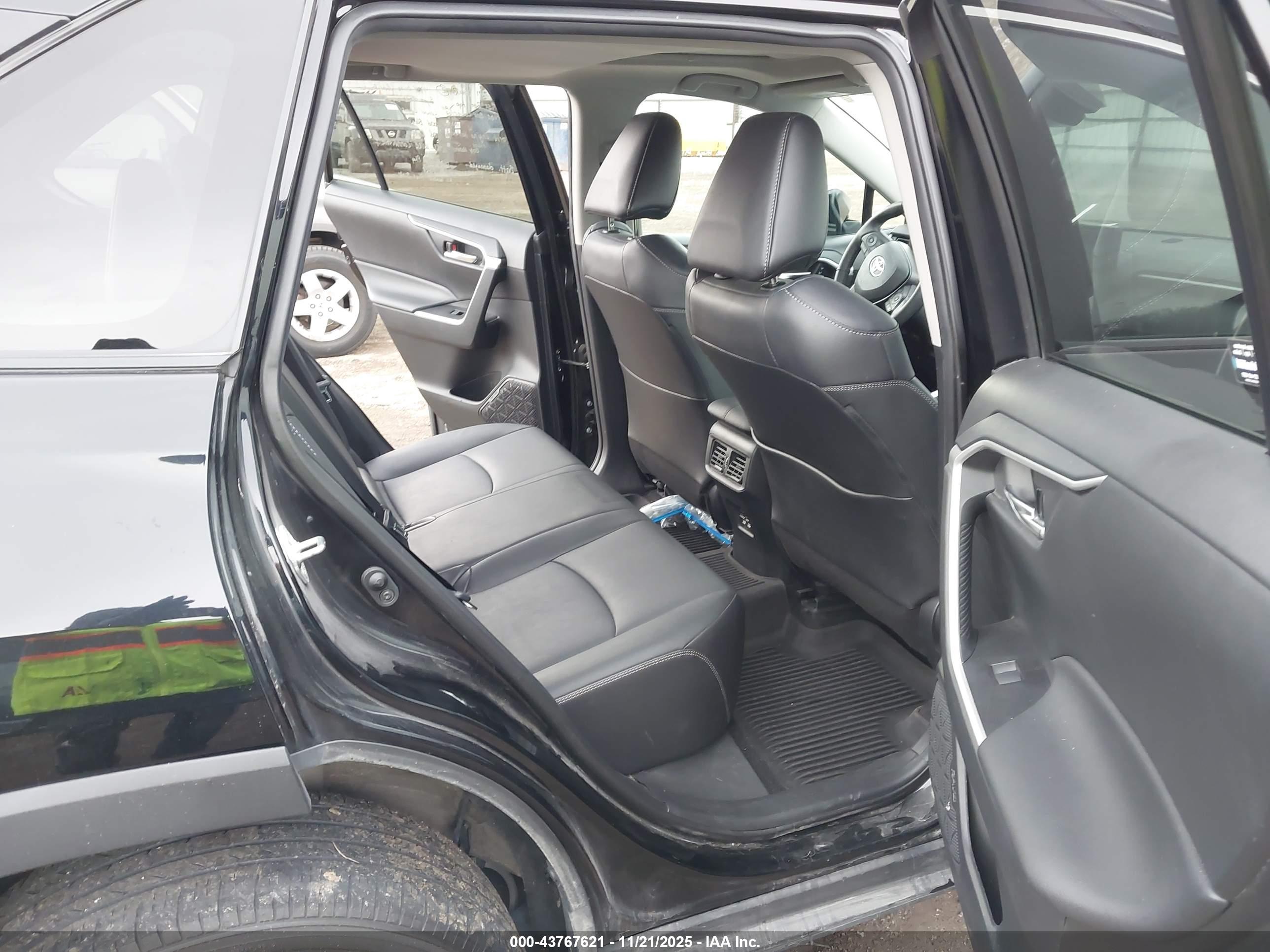 TOYOTA RAV4 image 8