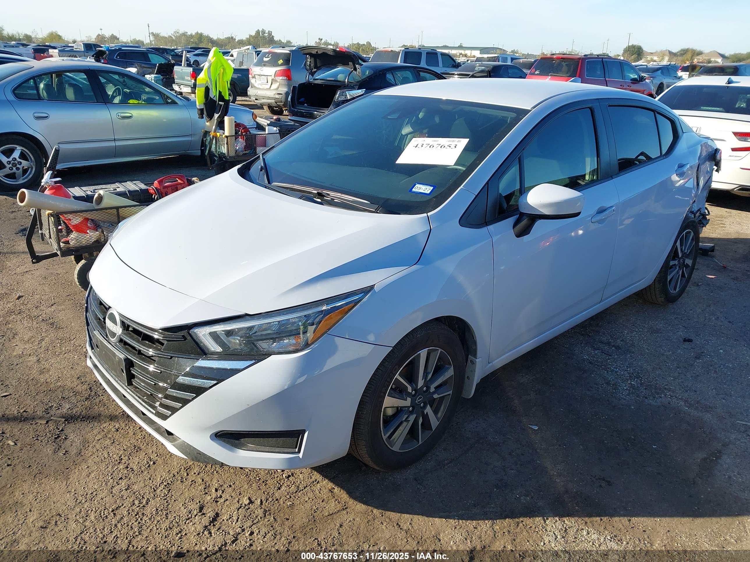 NISSAN VERSA image 2