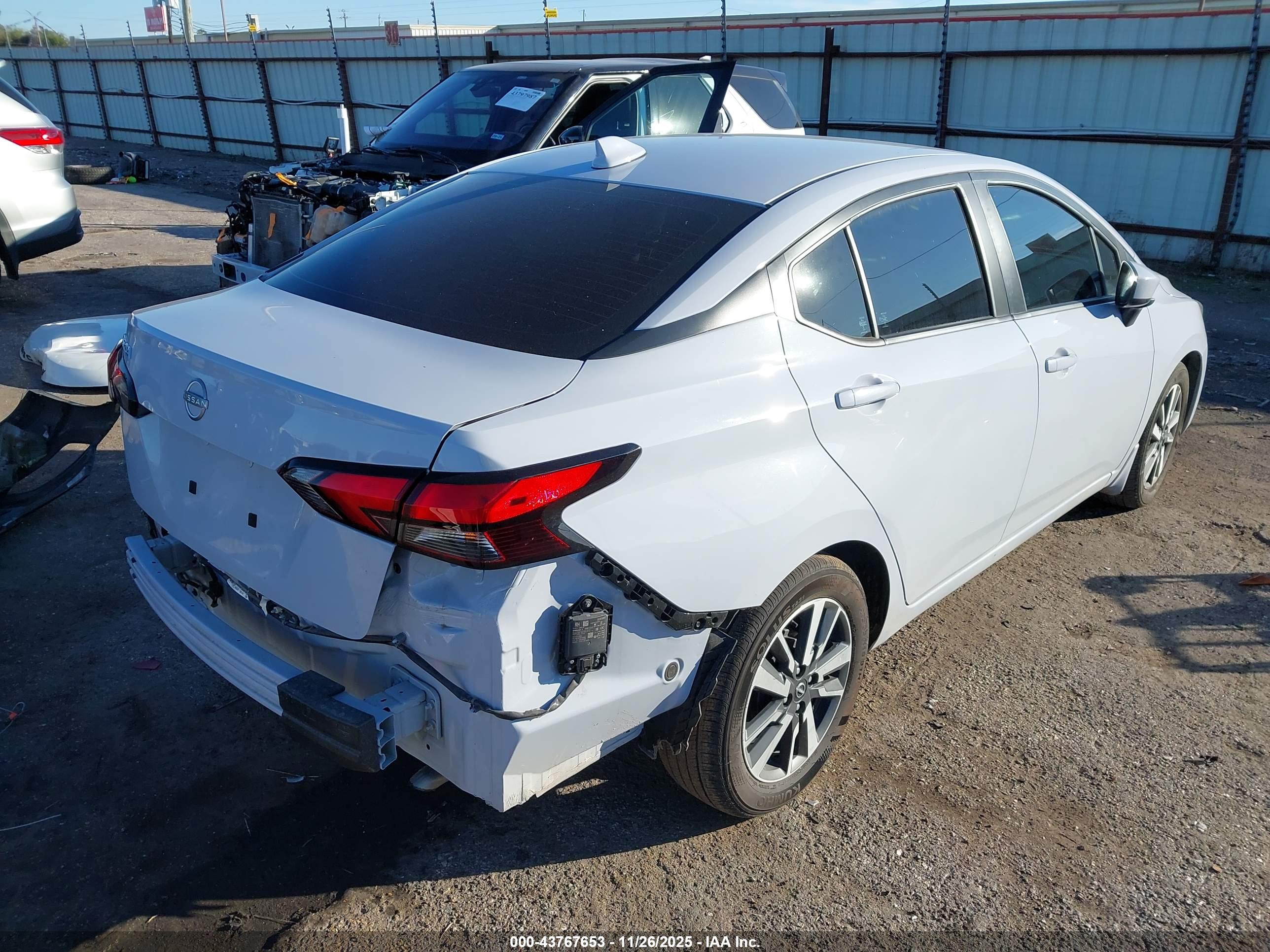 NISSAN VERSA image 4