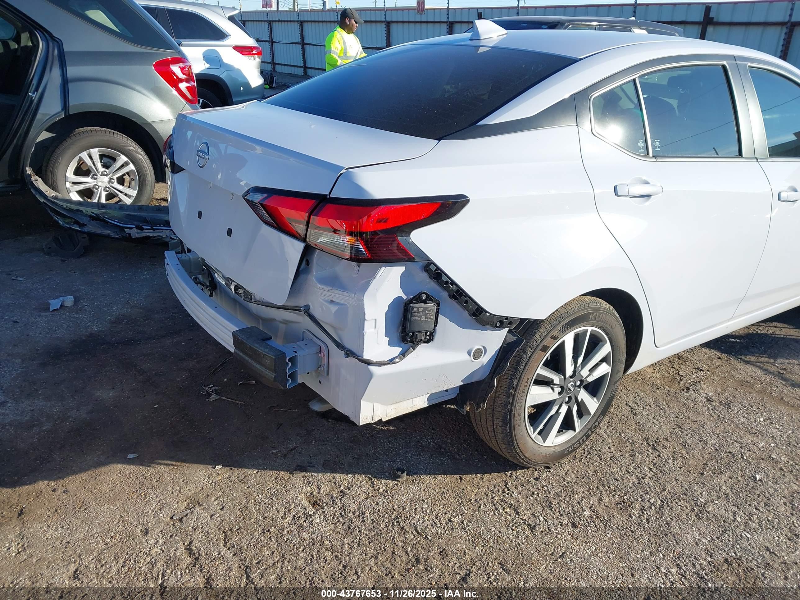 NISSAN VERSA image 6