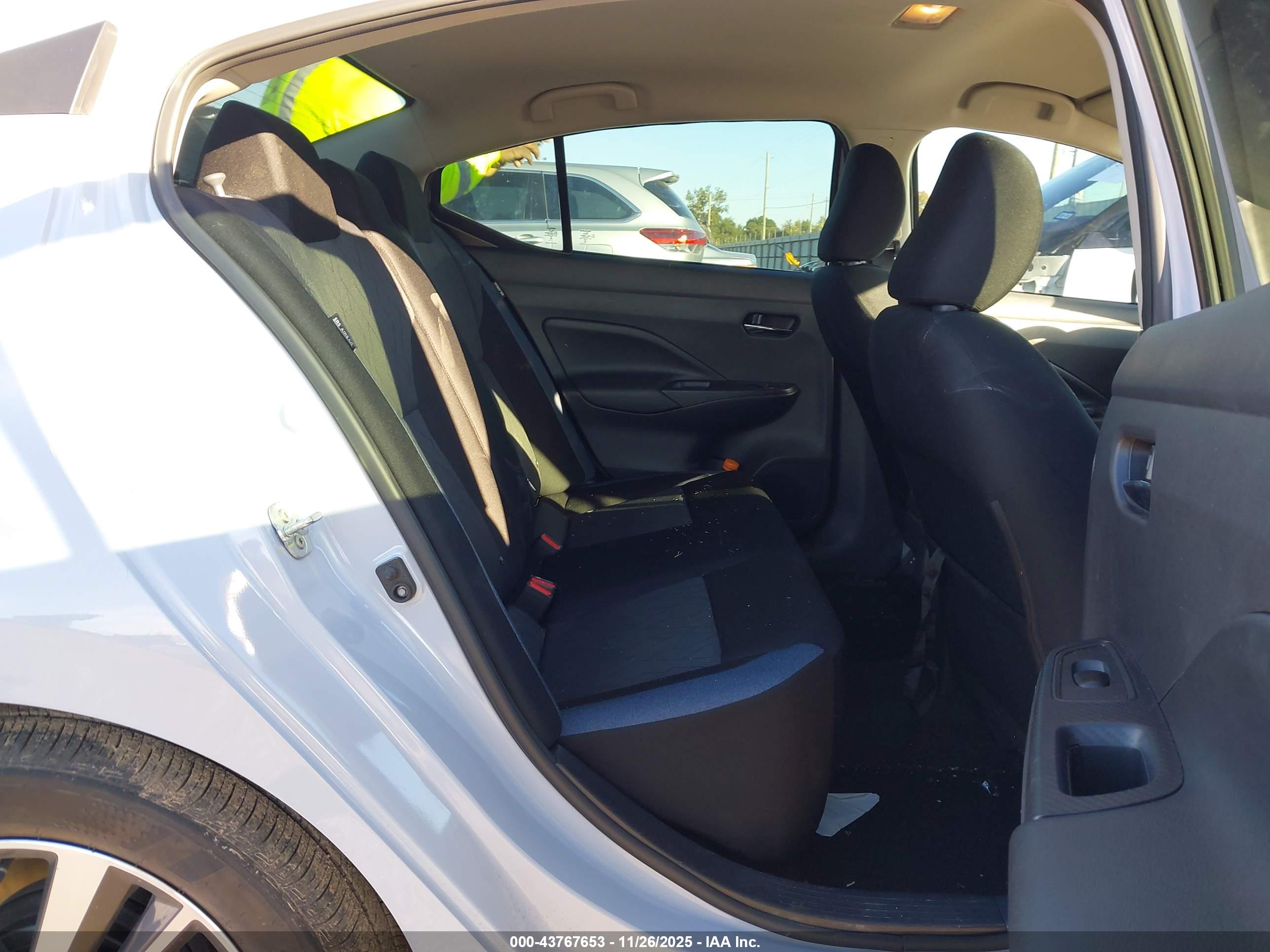 NISSAN VERSA image 8