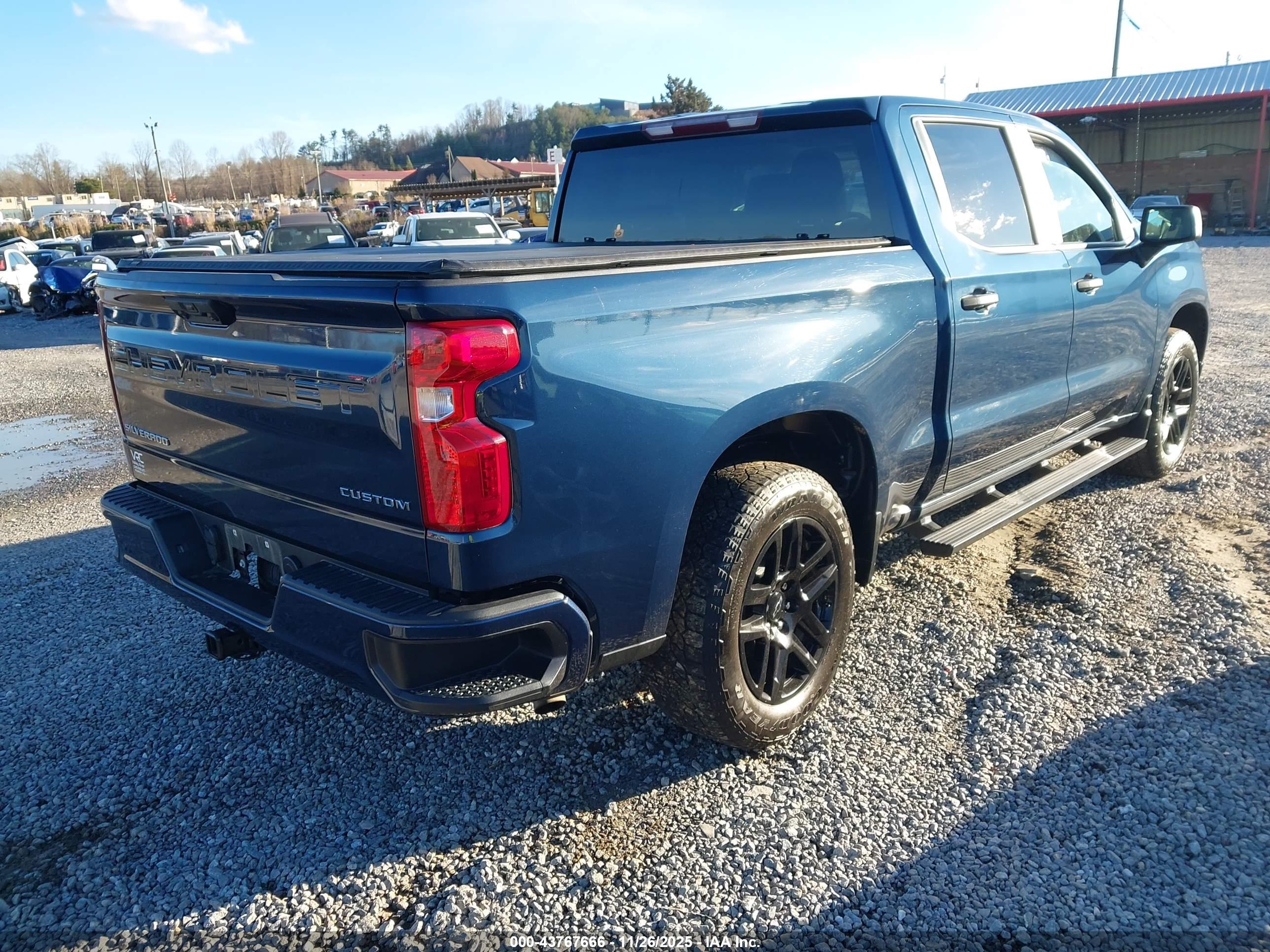 CHEVROLET SILVERADO image 4