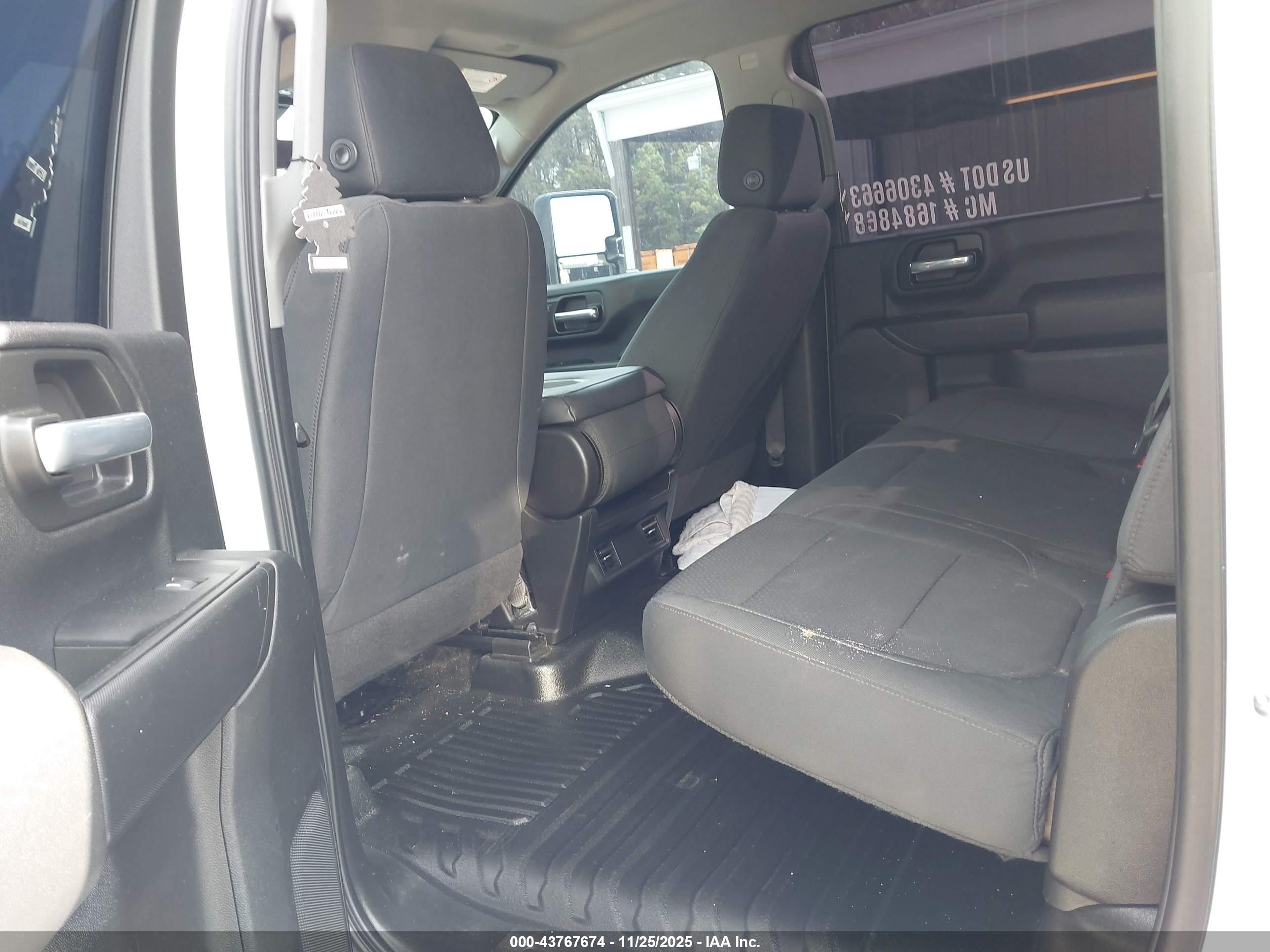 CHEVROLET SILVERADO image 8