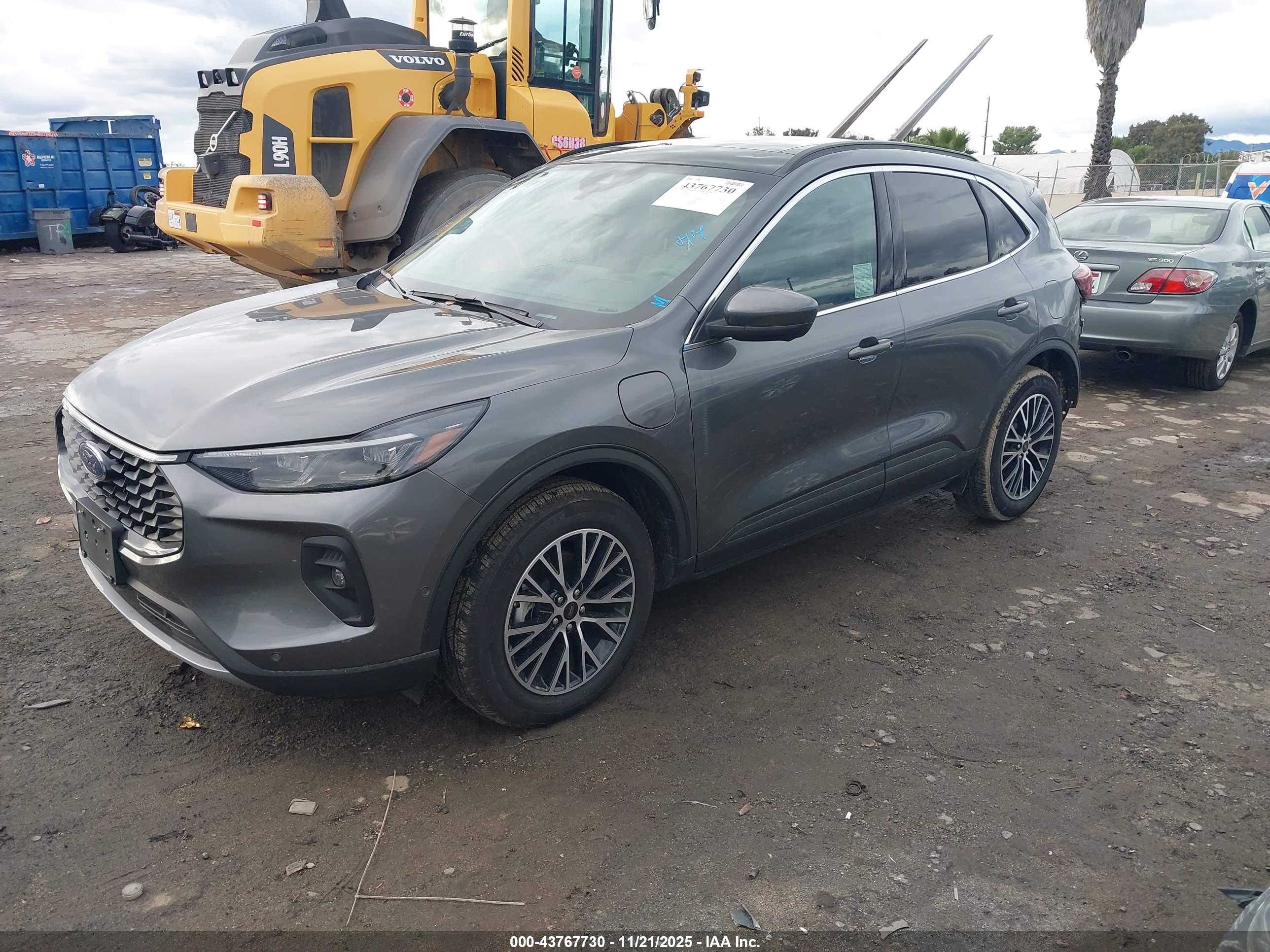 FORD ESCAPE image 2