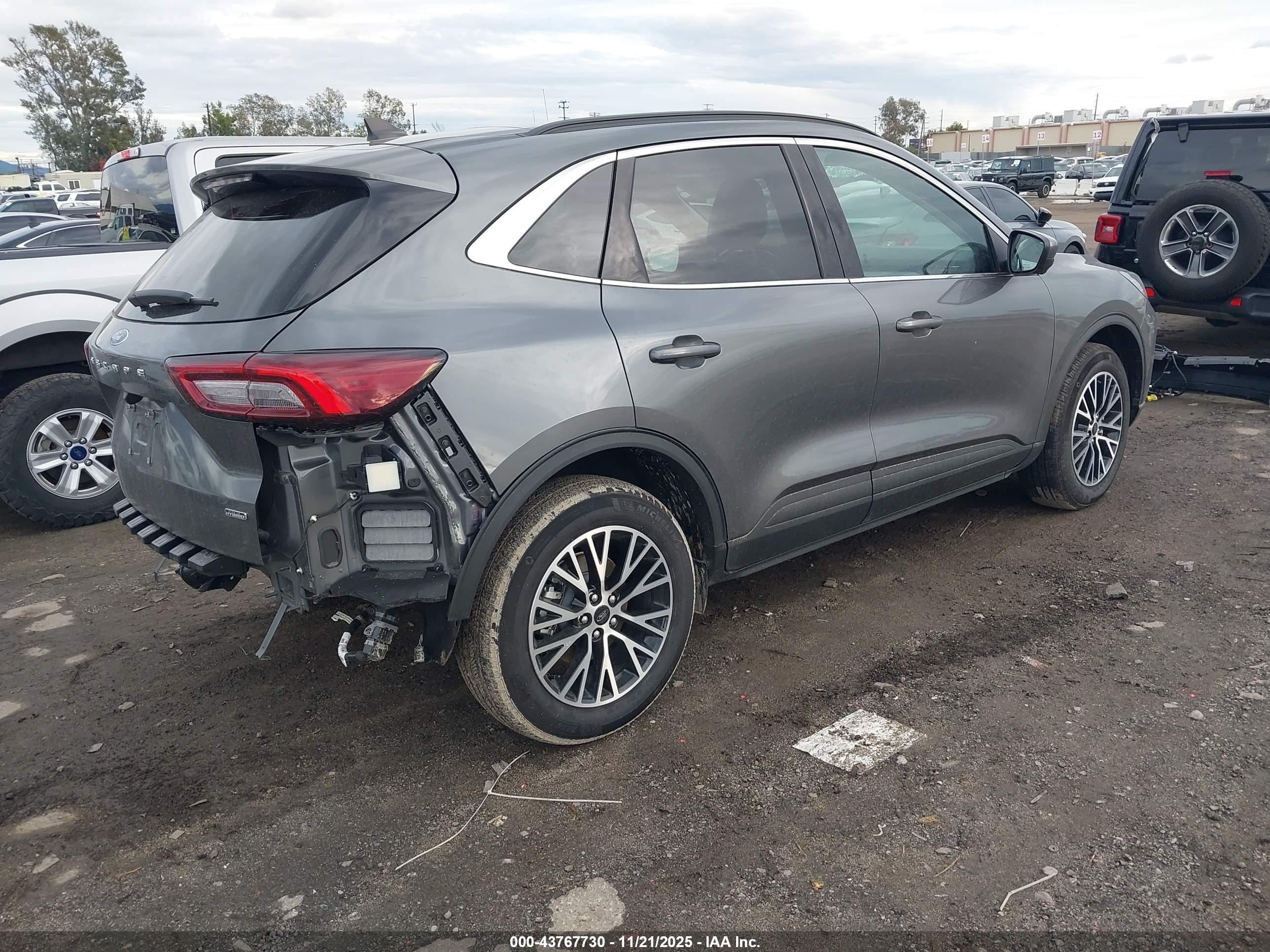 FORD ESCAPE image 4