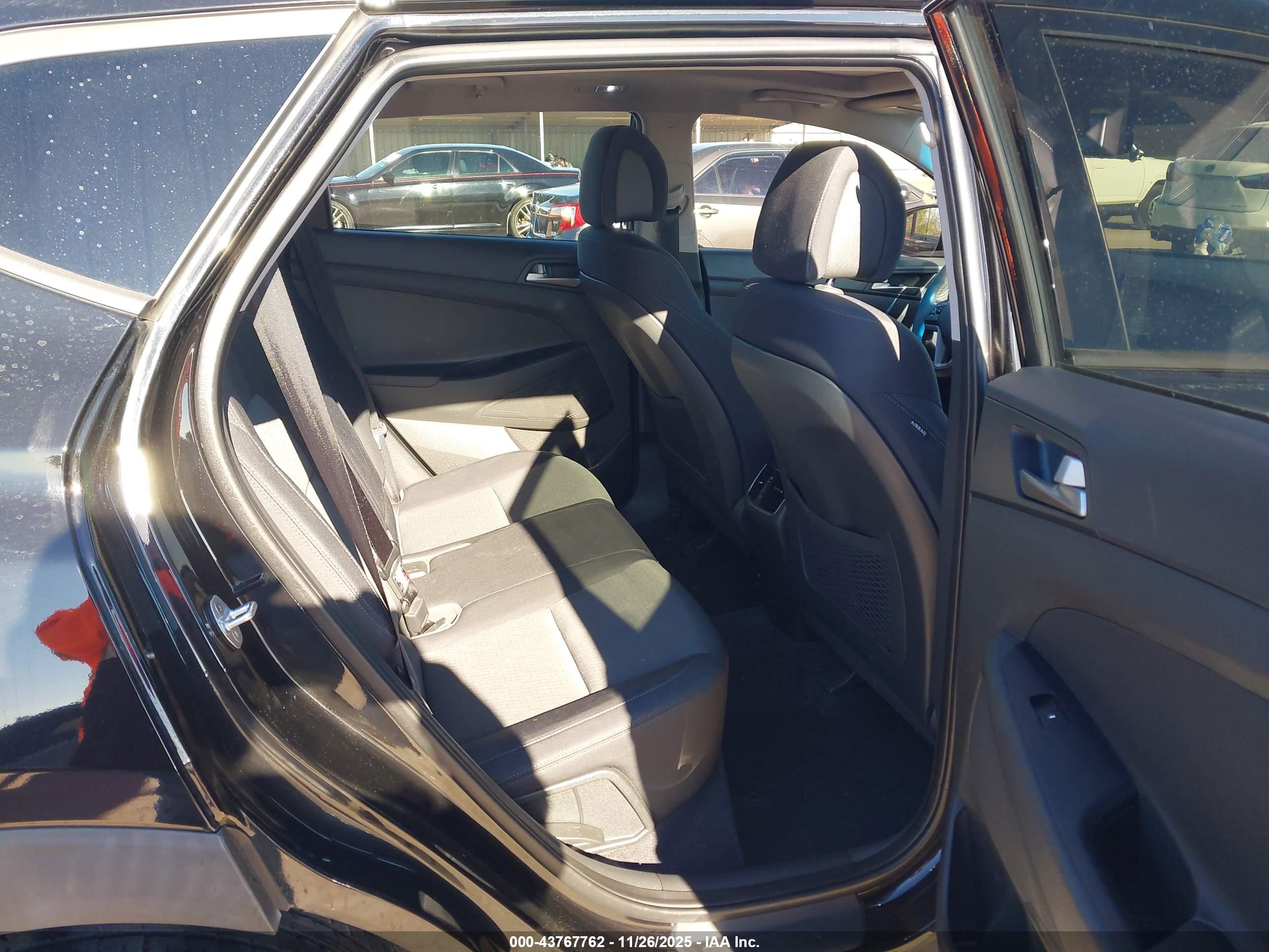 HYUNDAI TUCSON image 8