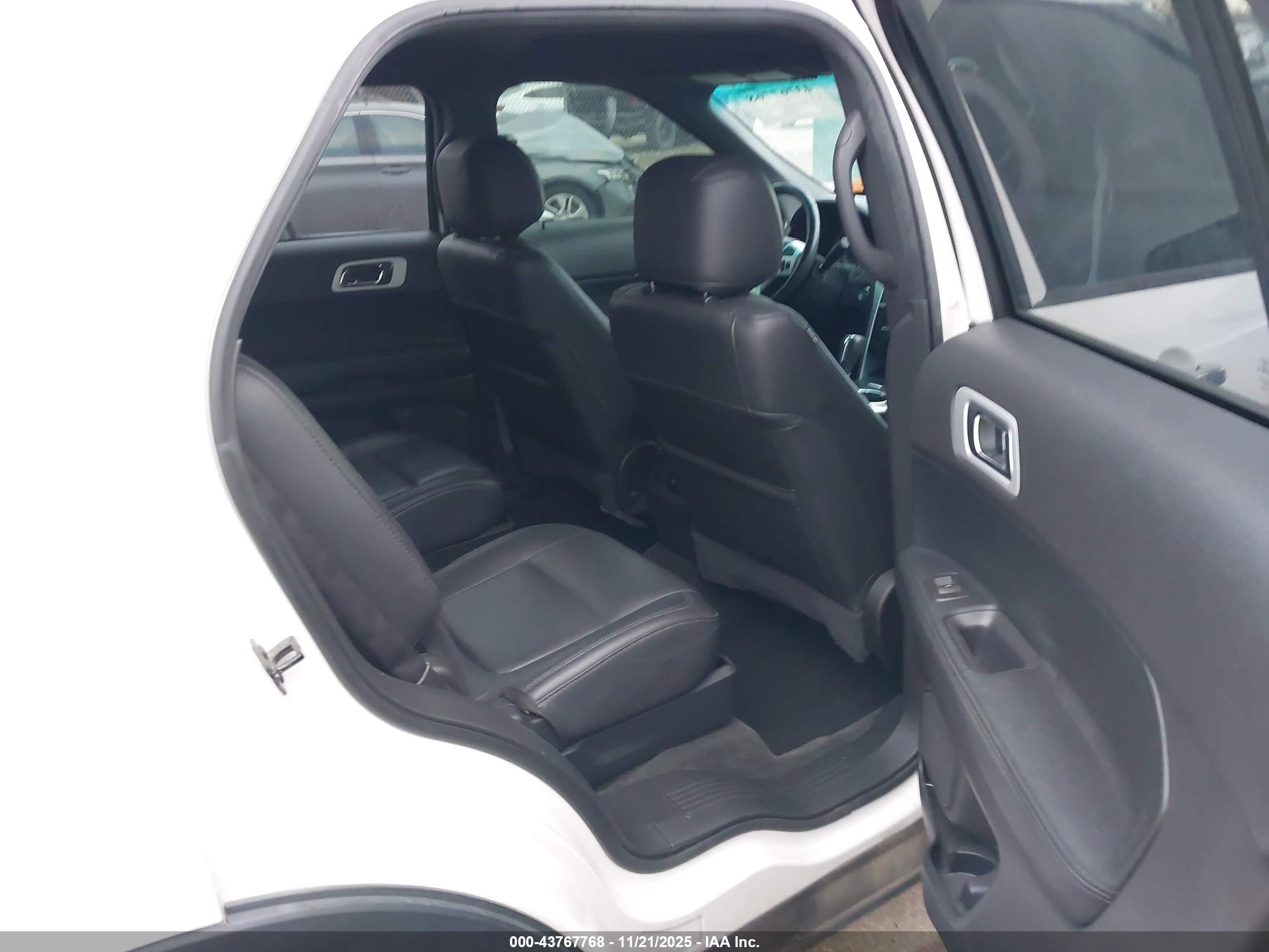 FORD EXPLORER image 8
