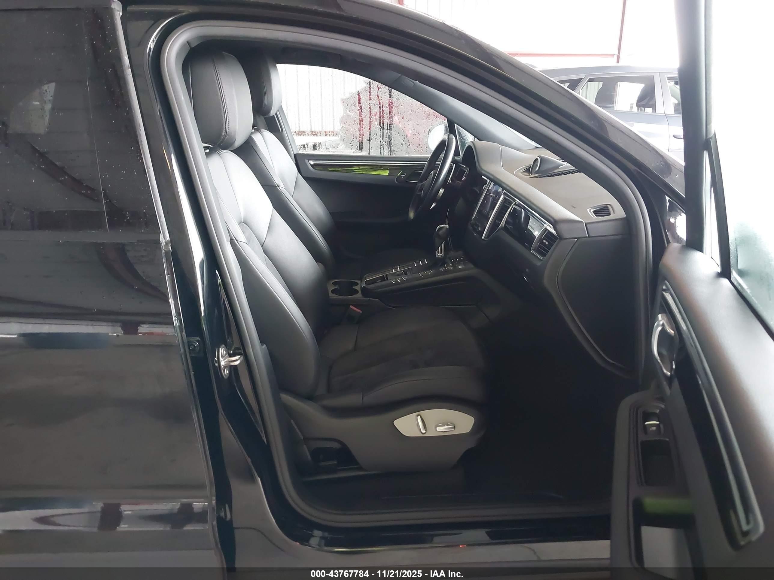 PORSCHE MACAN image 5