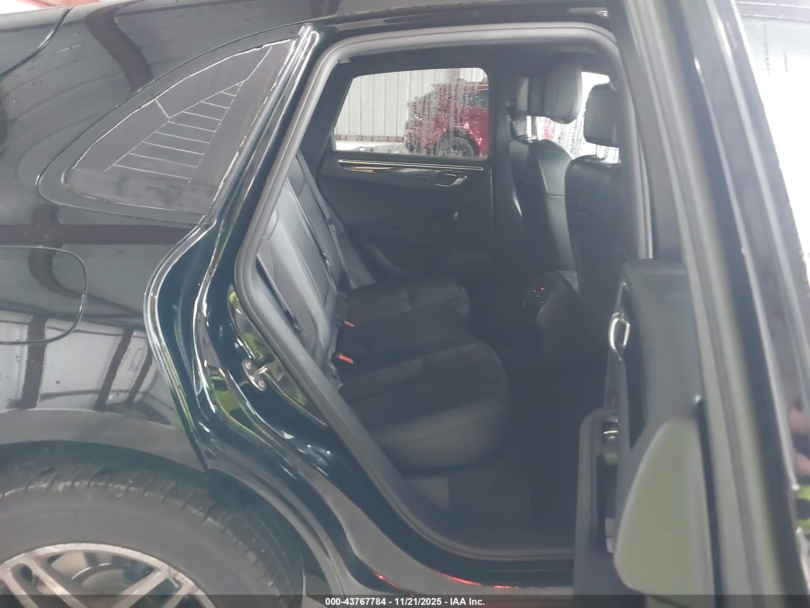 PORSCHE MACAN image 8