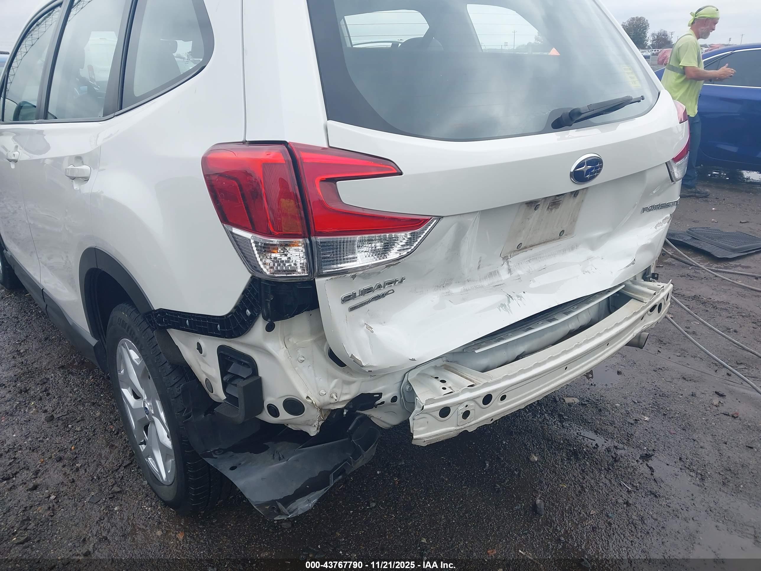 SUBARU FORESTER image 6