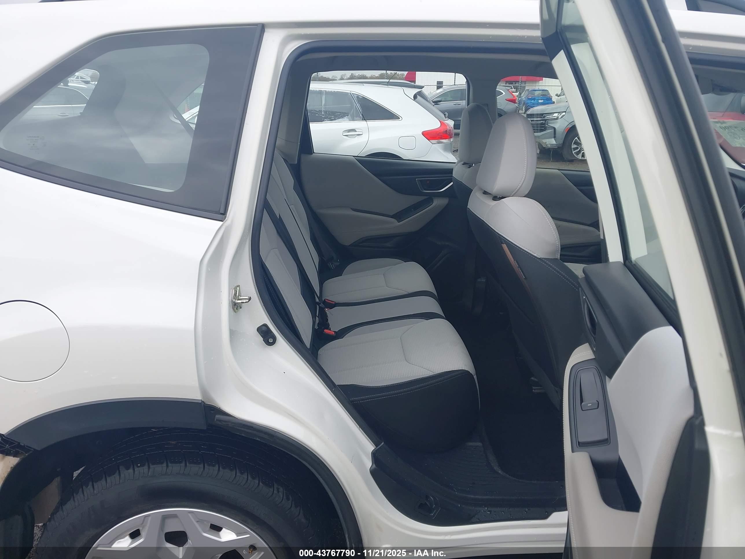 SUBARU FORESTER image 8