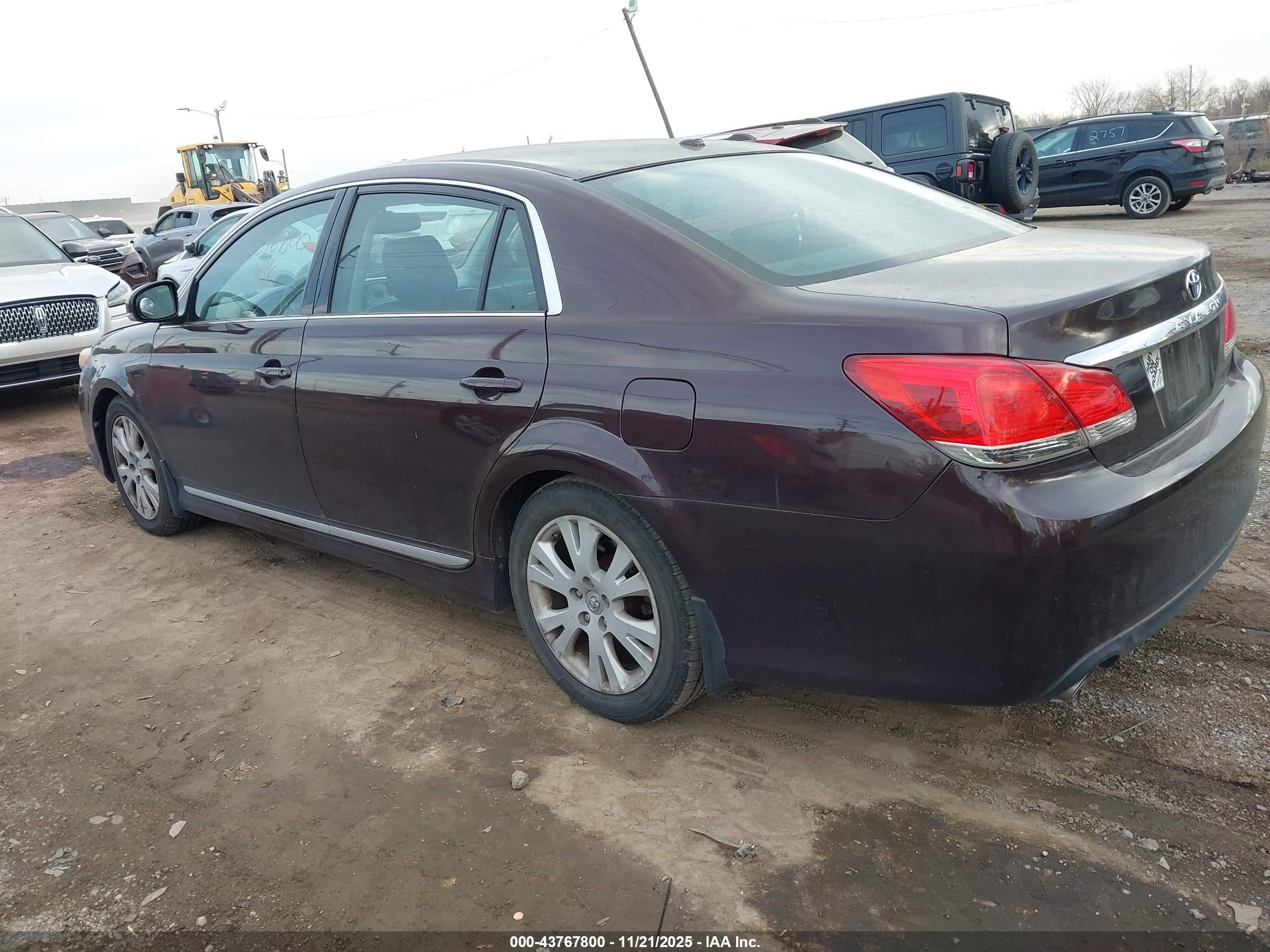 TOYOTA AVALON image 3