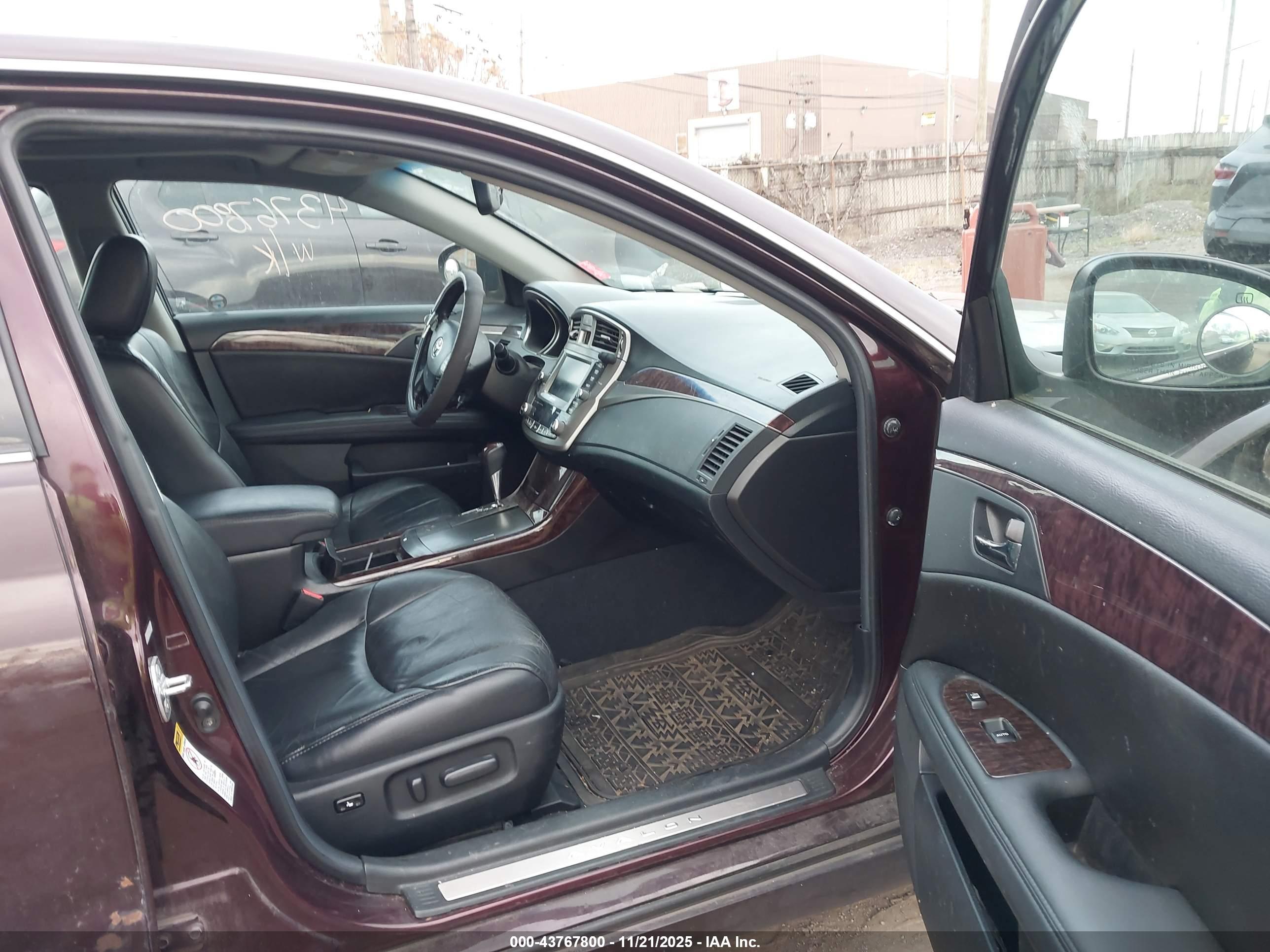 TOYOTA AVALON image 5