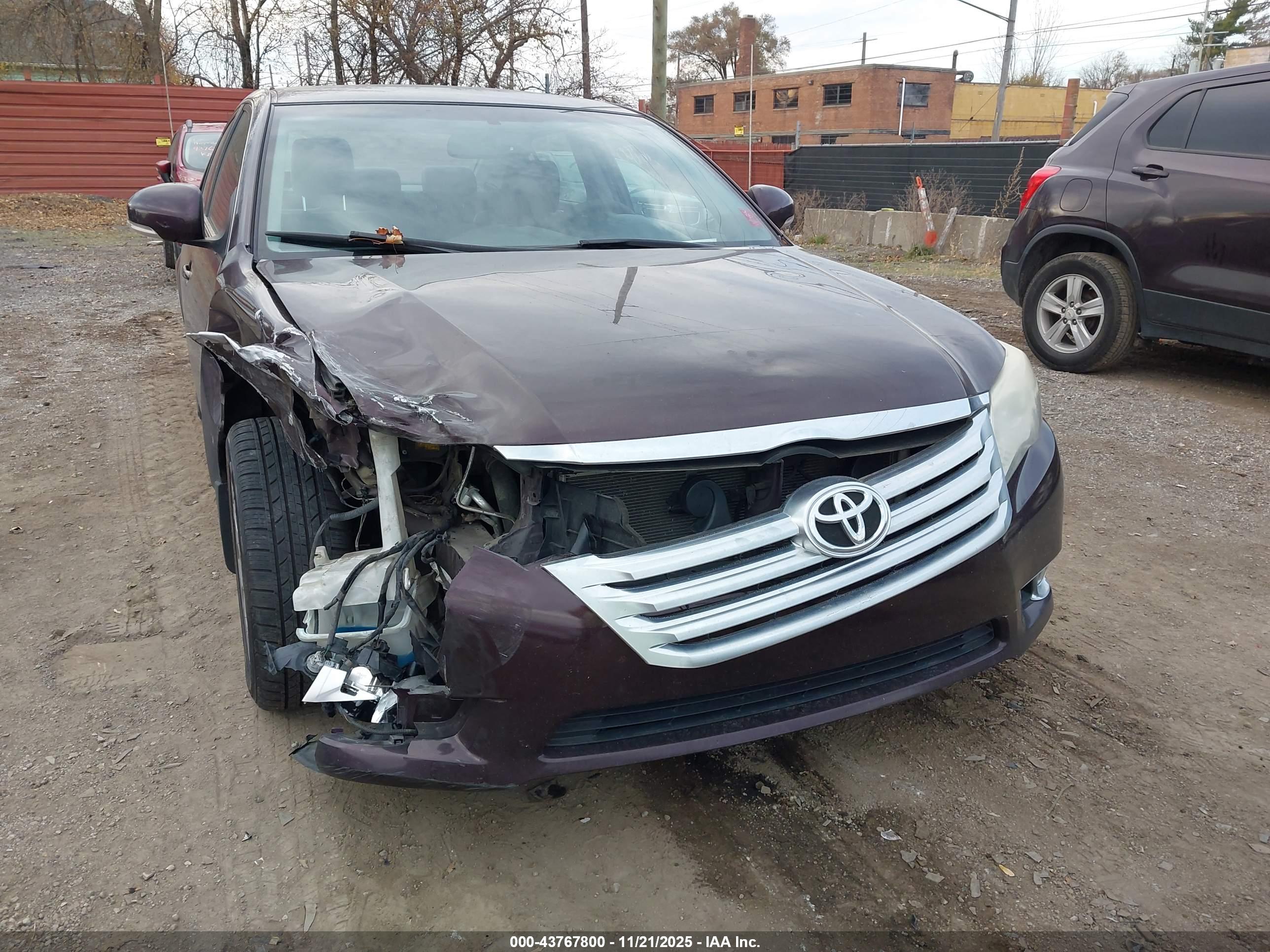 TOYOTA AVALON image 6