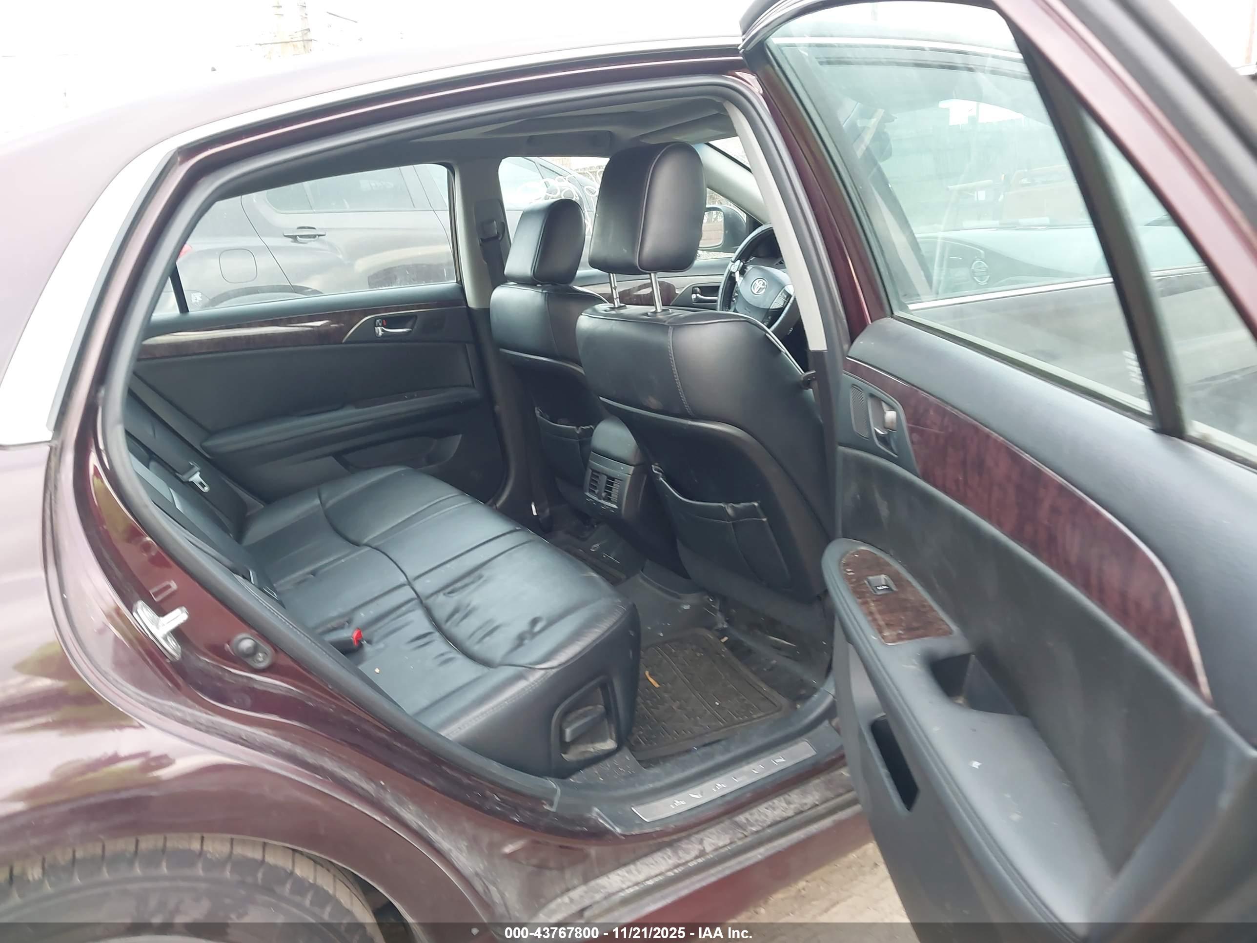 TOYOTA AVALON image 8