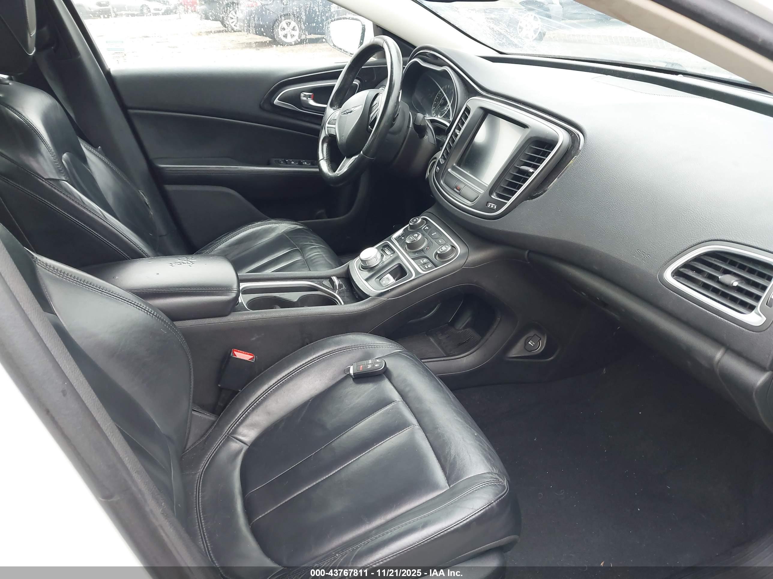CHRYSLER 200 image 5