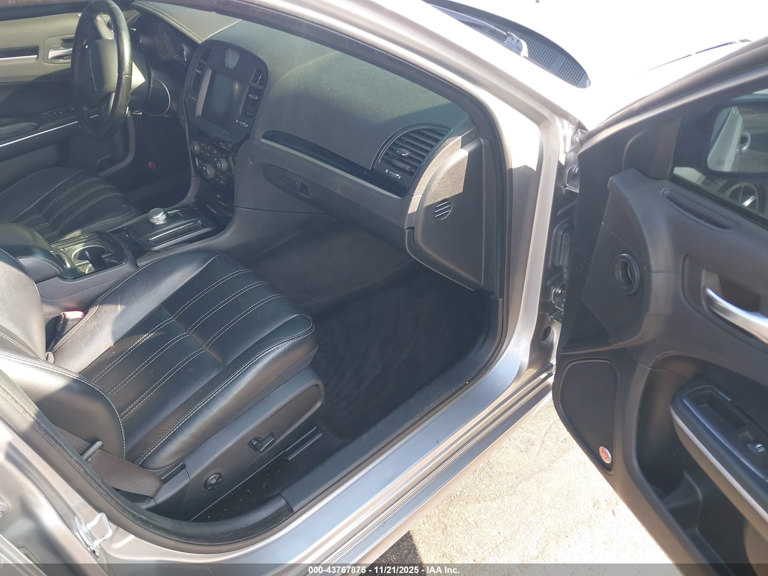 CHRYSLER 300 image 5