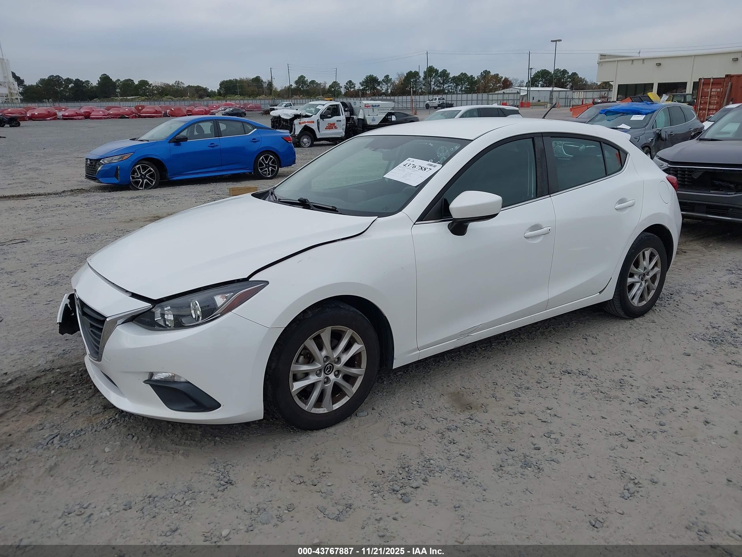 MAZDA MAZDA3 image 2