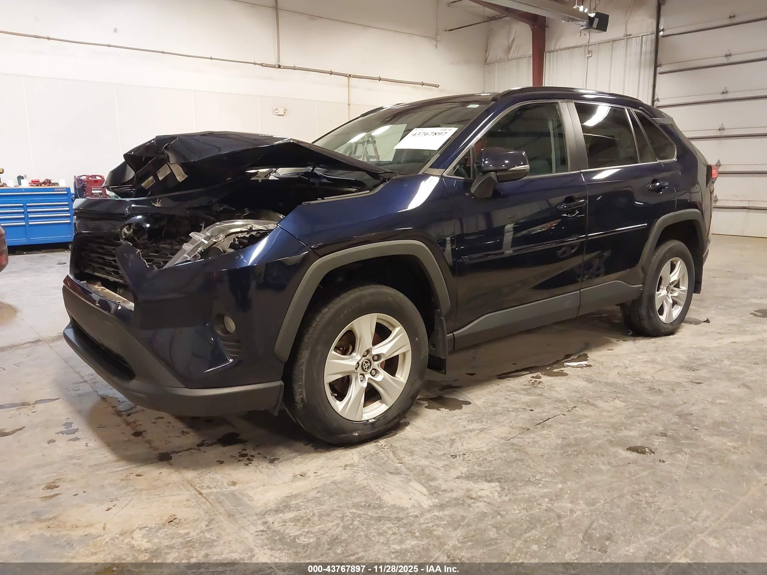 TOYOTA RAV4 image 2