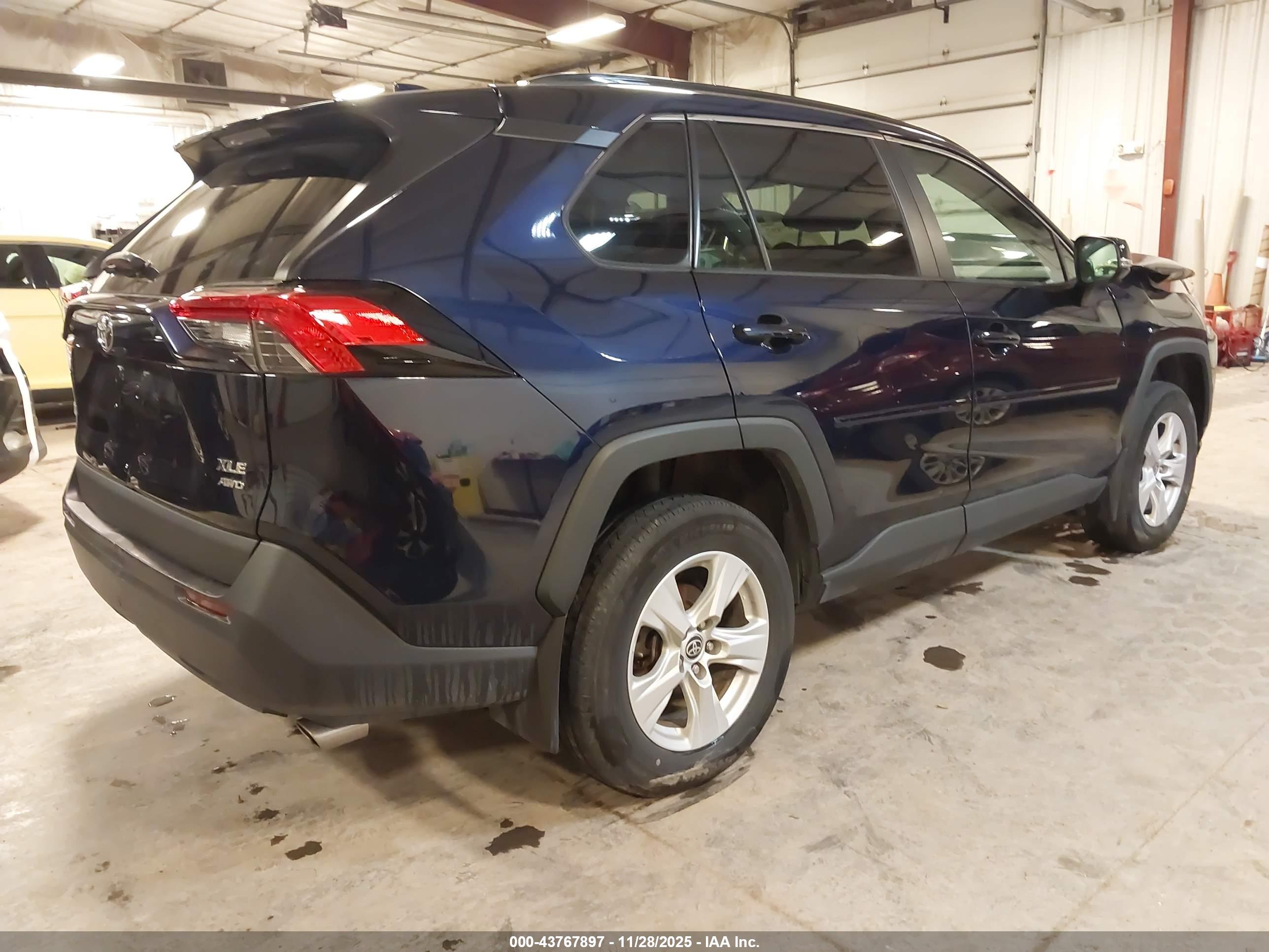 TOYOTA RAV4 image 4