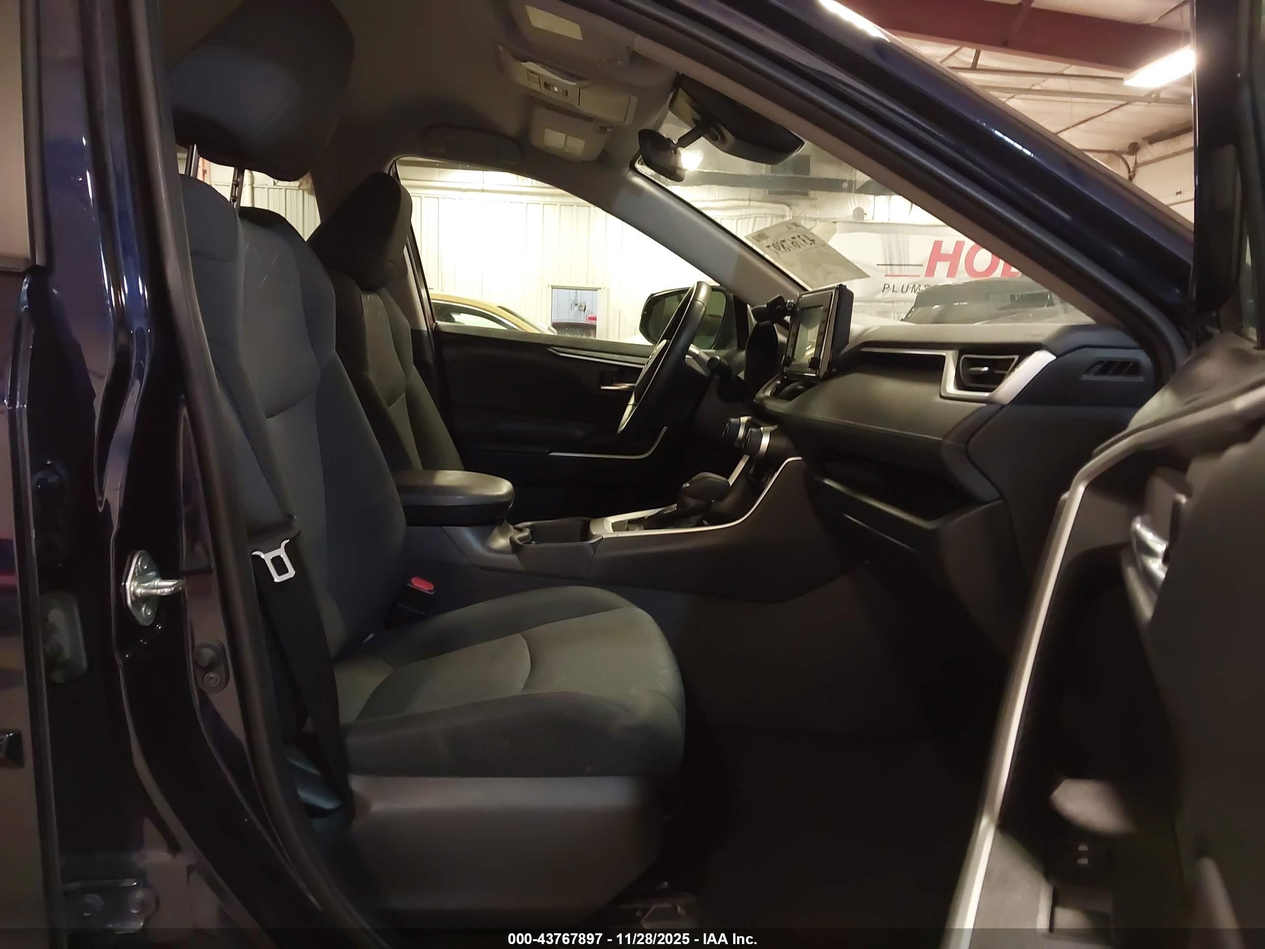 TOYOTA RAV4 image 5
