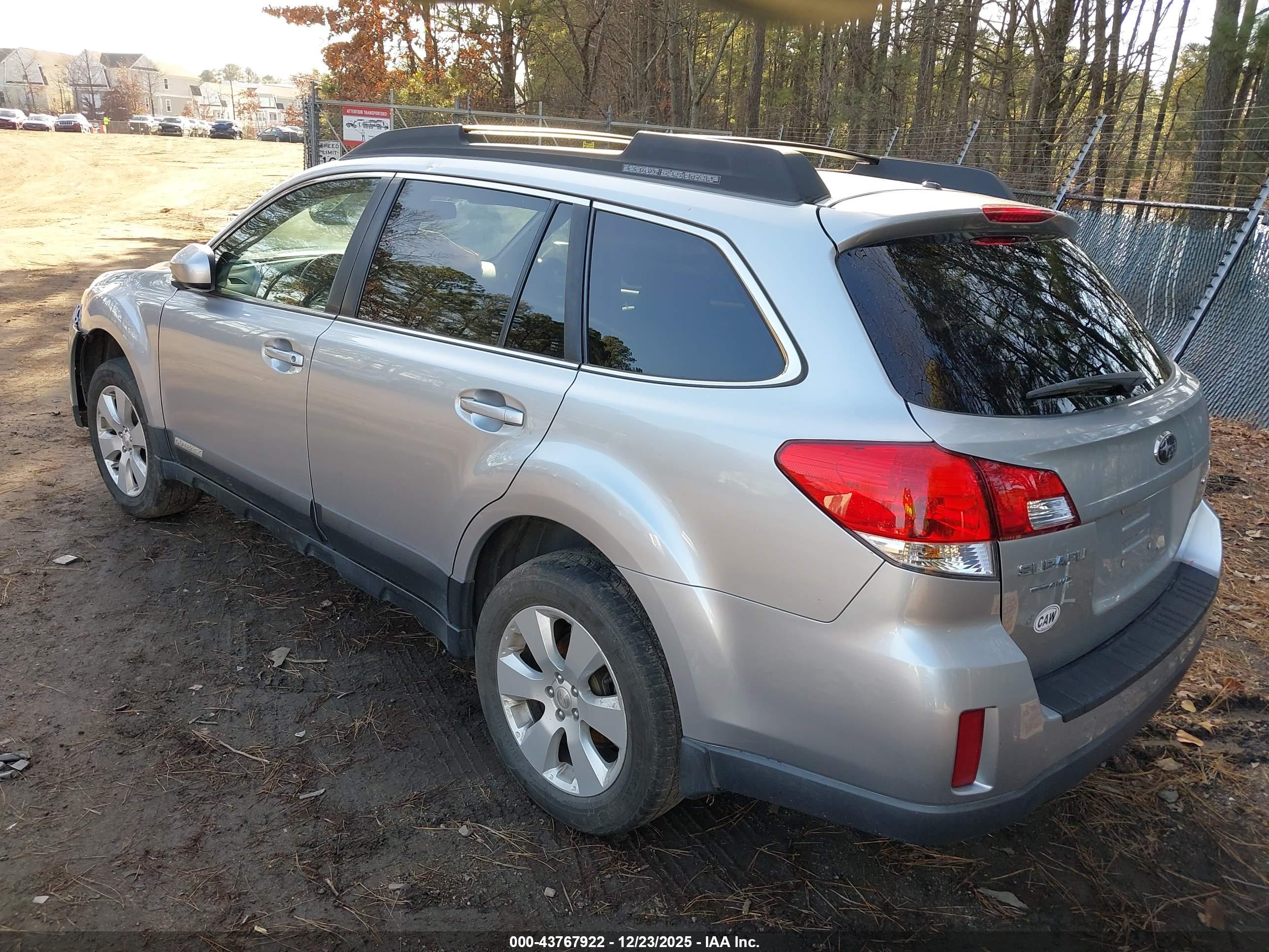 SUBARU OUTBACK image 3