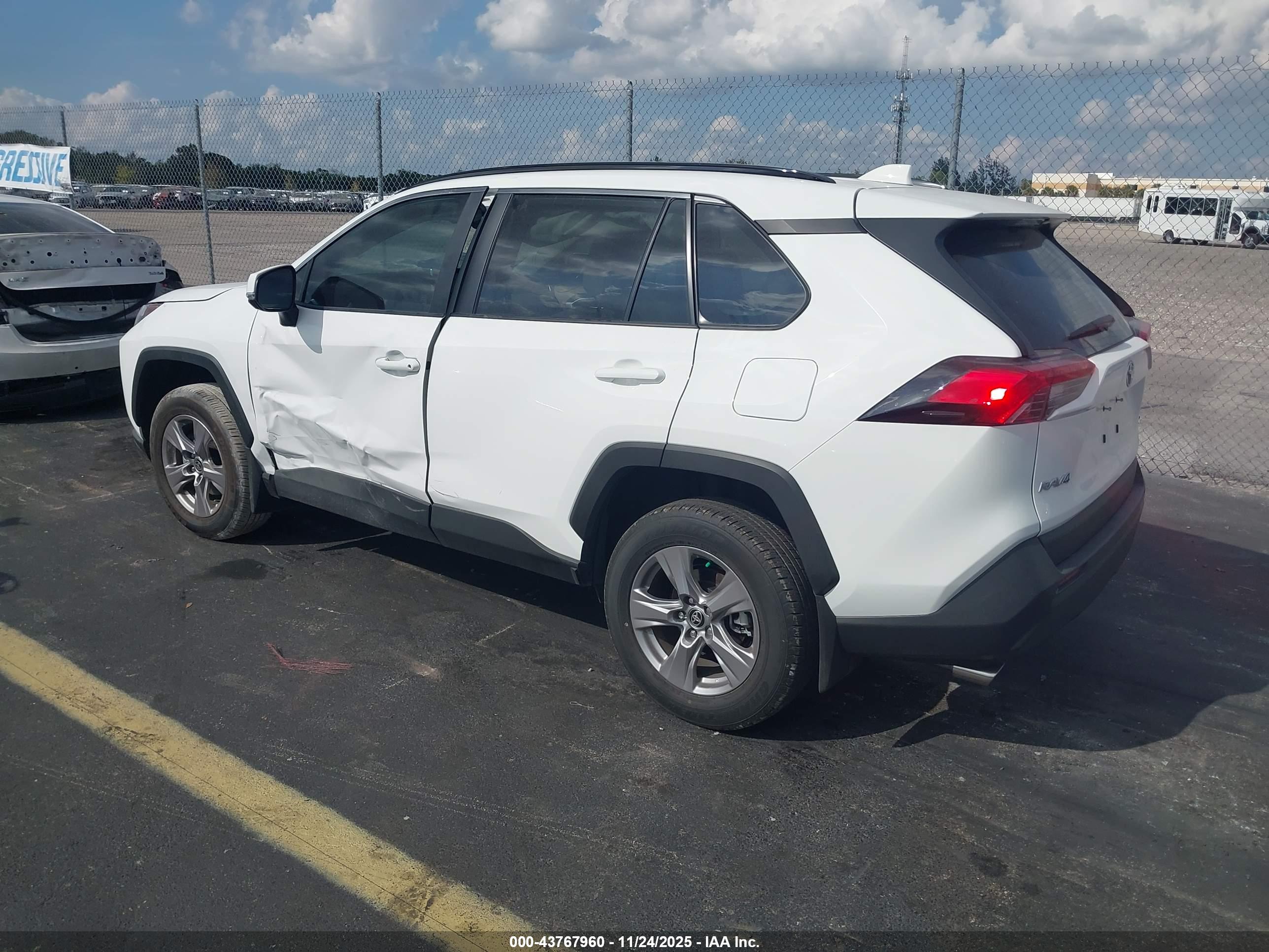 TOYOTA RAV4 image 3