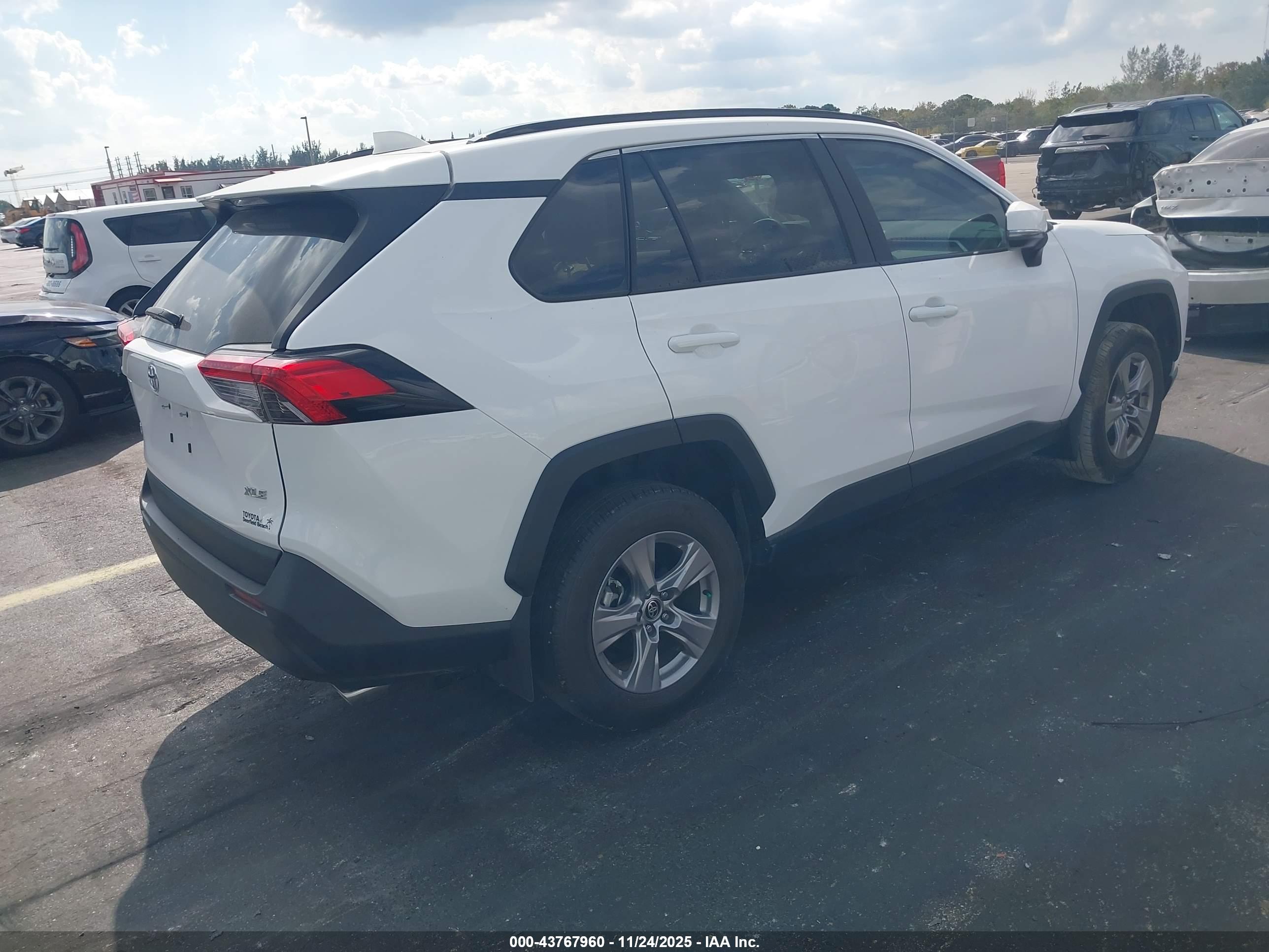 TOYOTA RAV4 image 4