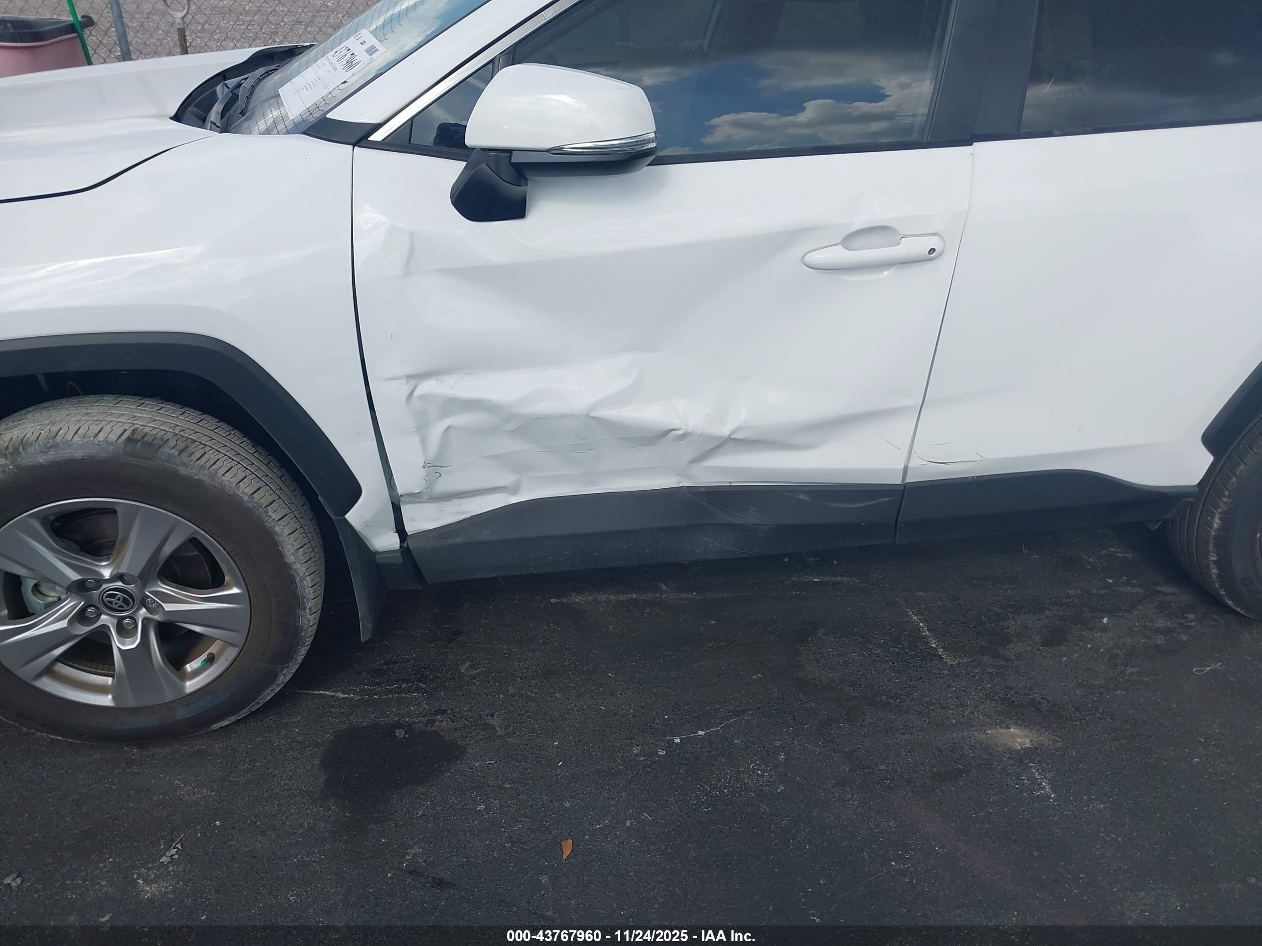 TOYOTA RAV4 image 6