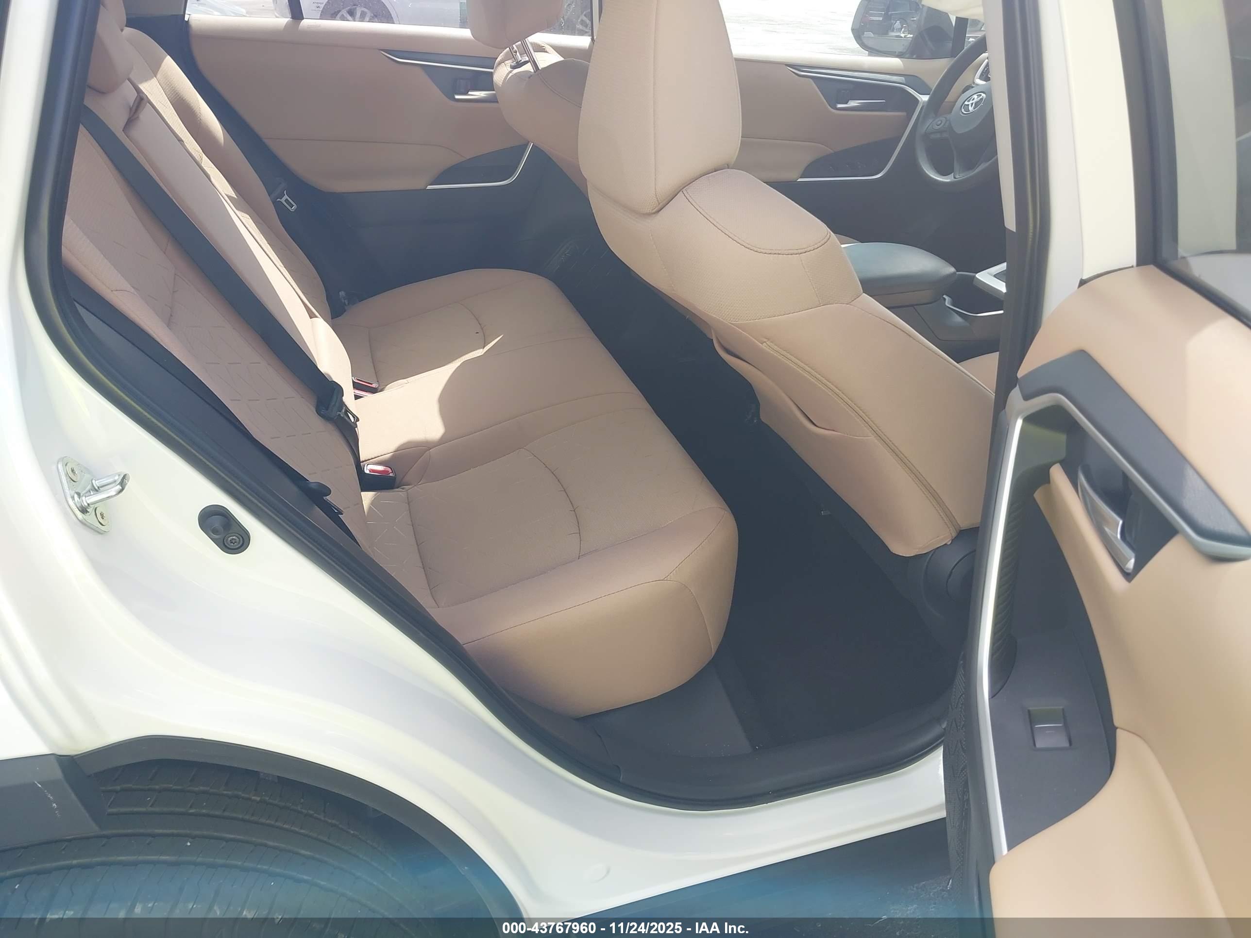 TOYOTA RAV4 image 8