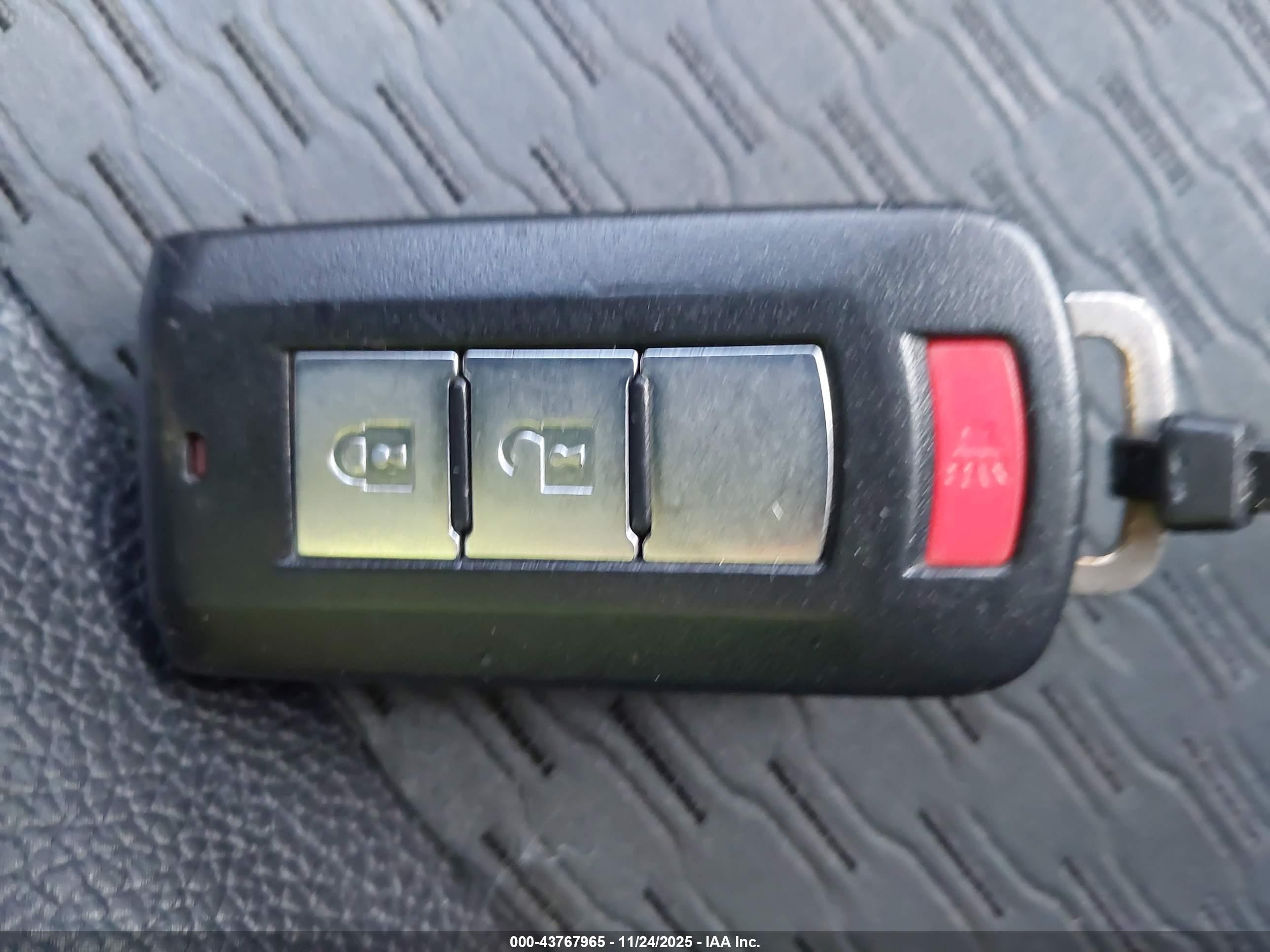MITSUBISHI OUTLANDER image 11