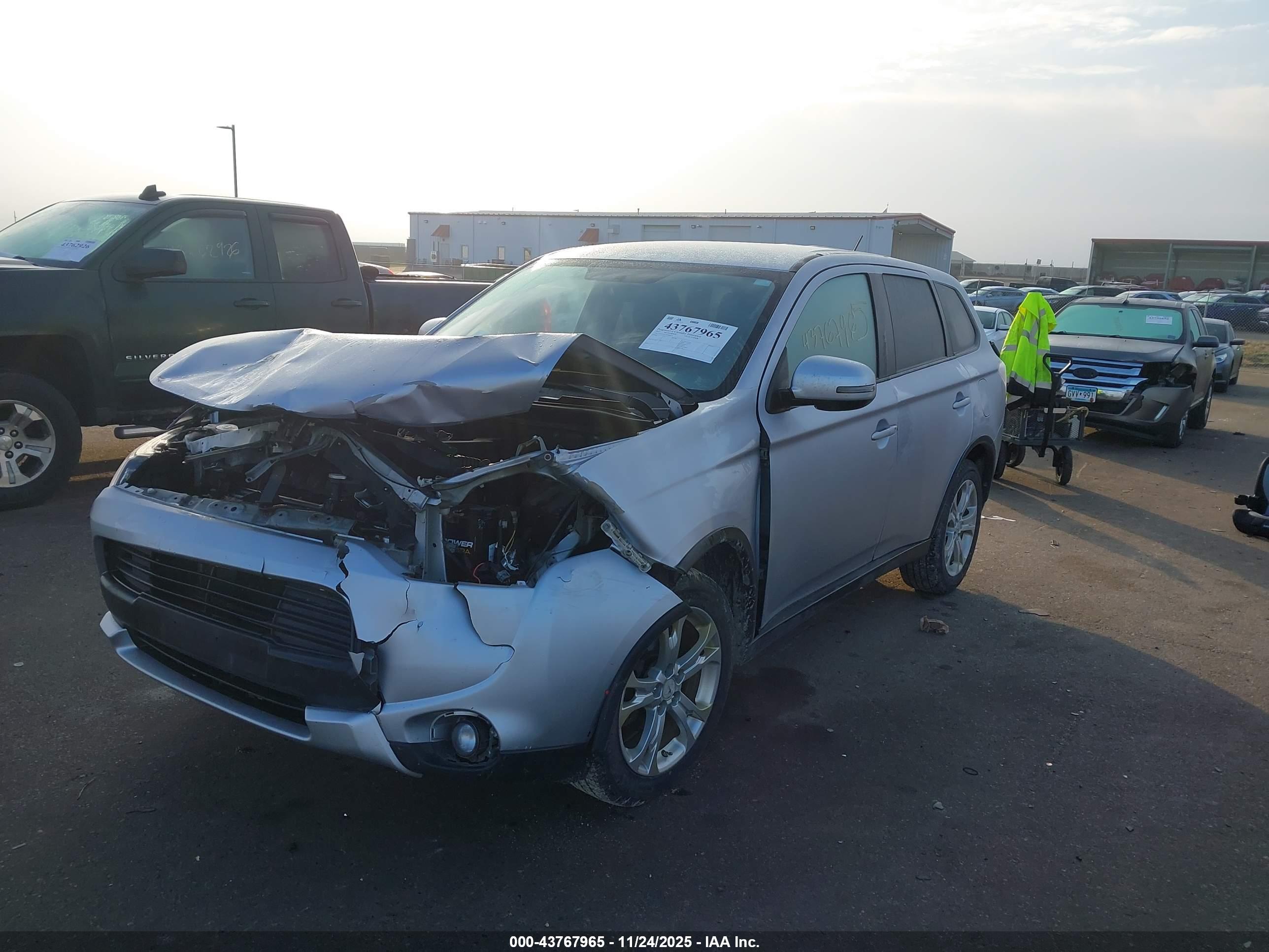 MITSUBISHI OUTLANDER image 2